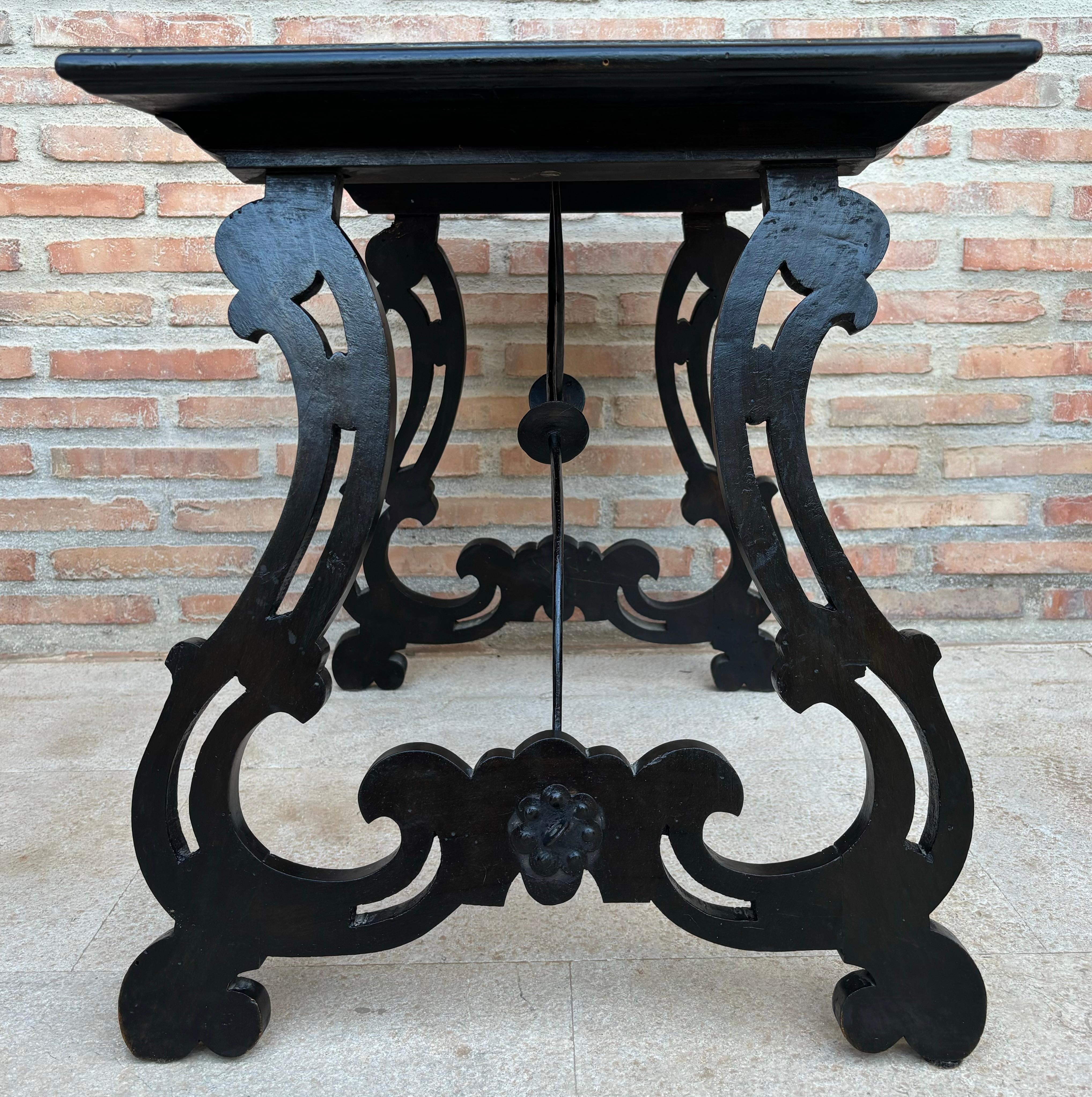 Mesa auxiliar barroca española con patas de lira y tapa de marquetería, 1850 Nogal en venta