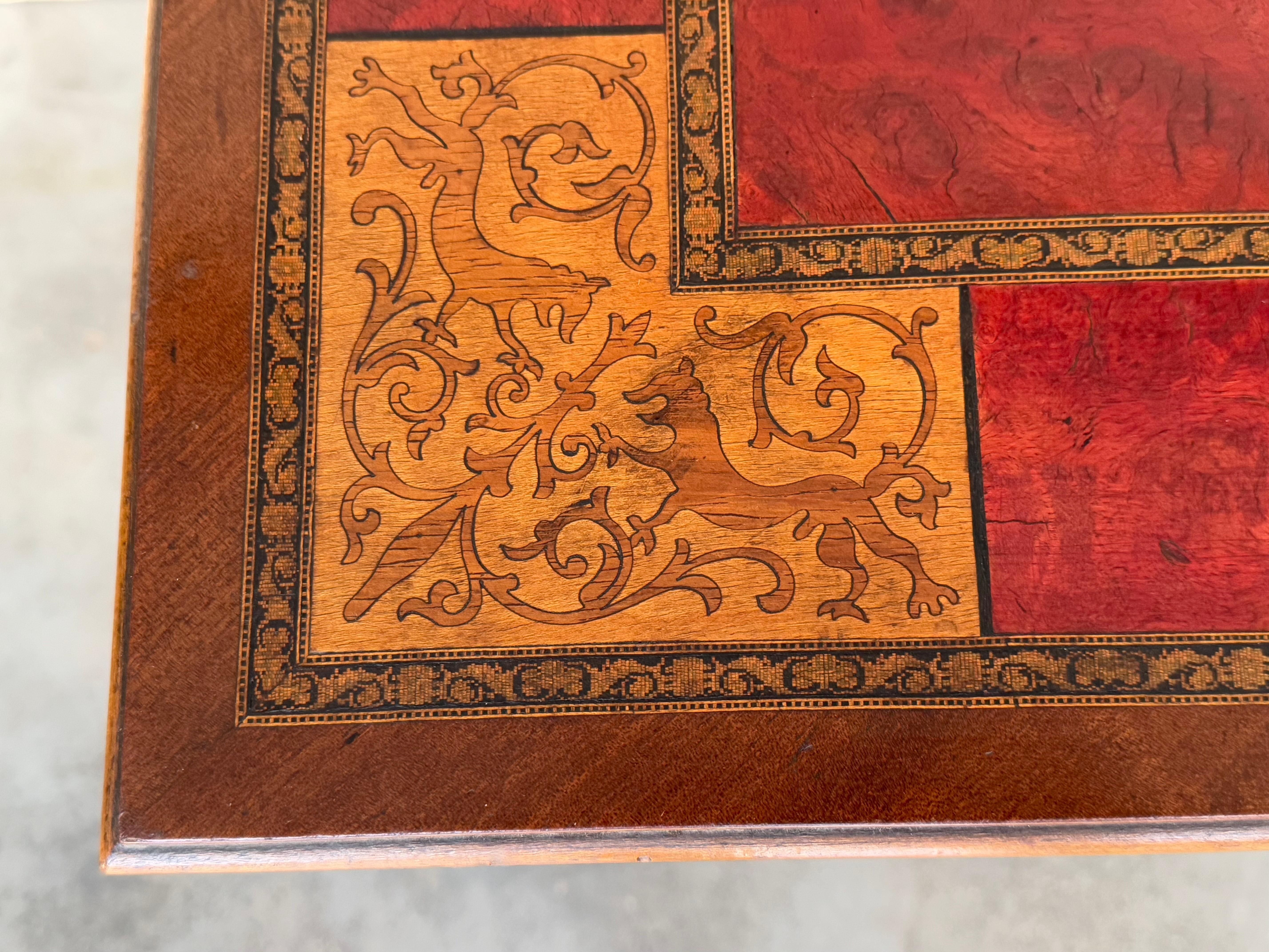 Mesa auxiliar barroca española con patas de lira y tapa de marquetería, 1850 Nogal en venta