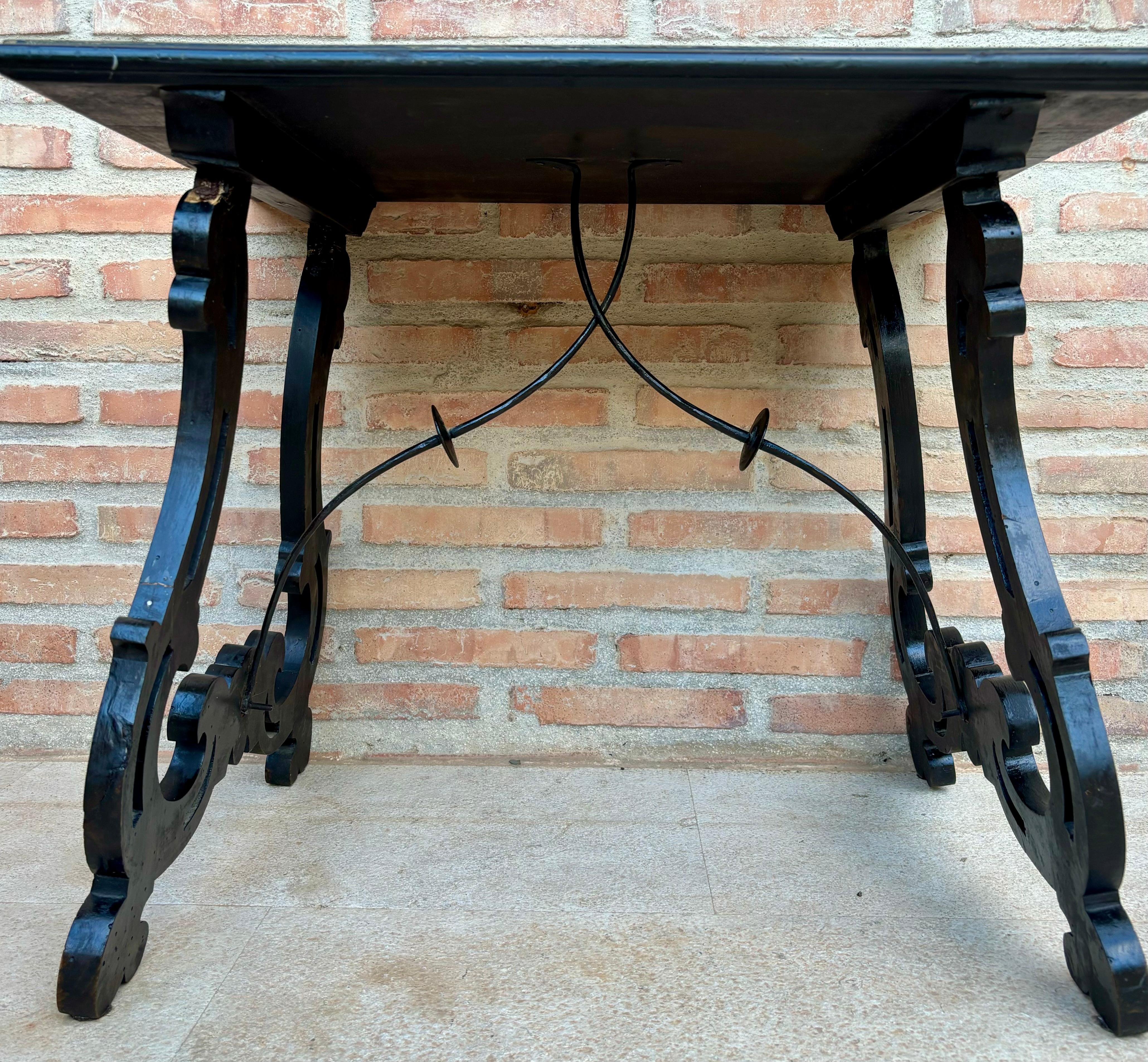 Mesa auxiliar barroca española con patas de lira y tapa de marquetería, 1850 en venta 1