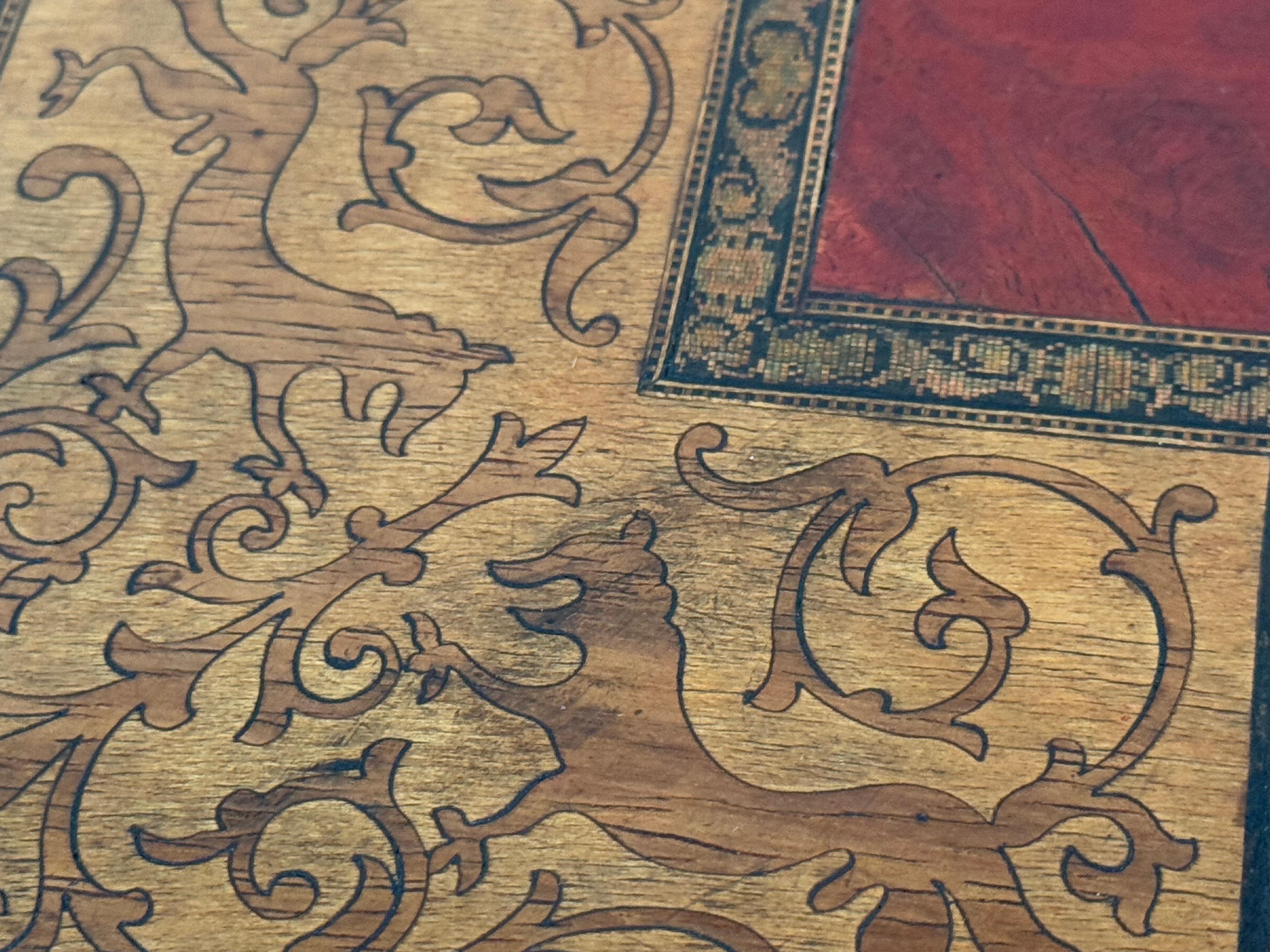 Mesa auxiliar barroca española con patas de lira y tapa de marquetería, 1850 en venta 1