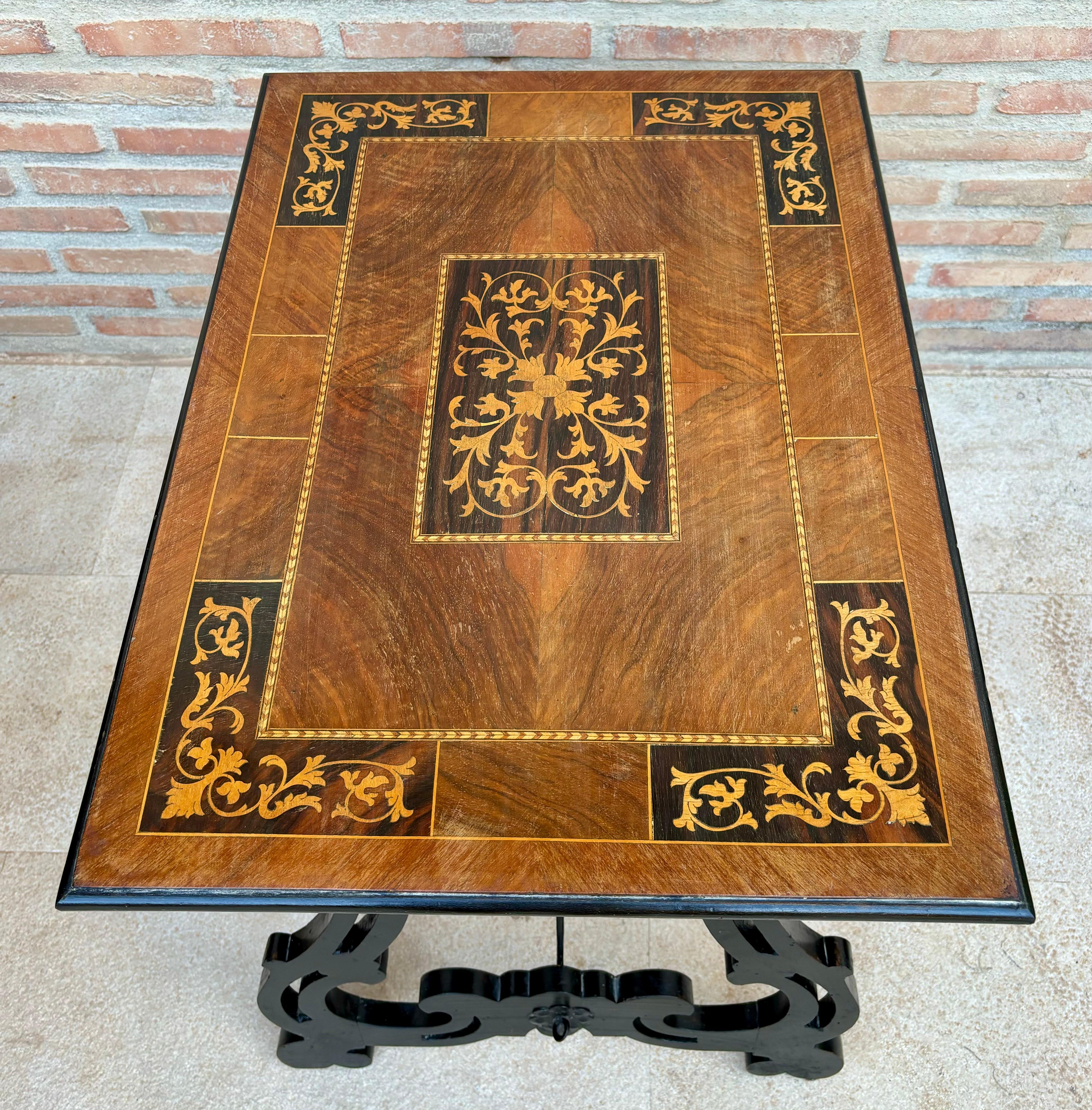 Mesa auxiliar barroca española con patas de lira y tapa de marquetería, 1850 en venta 2