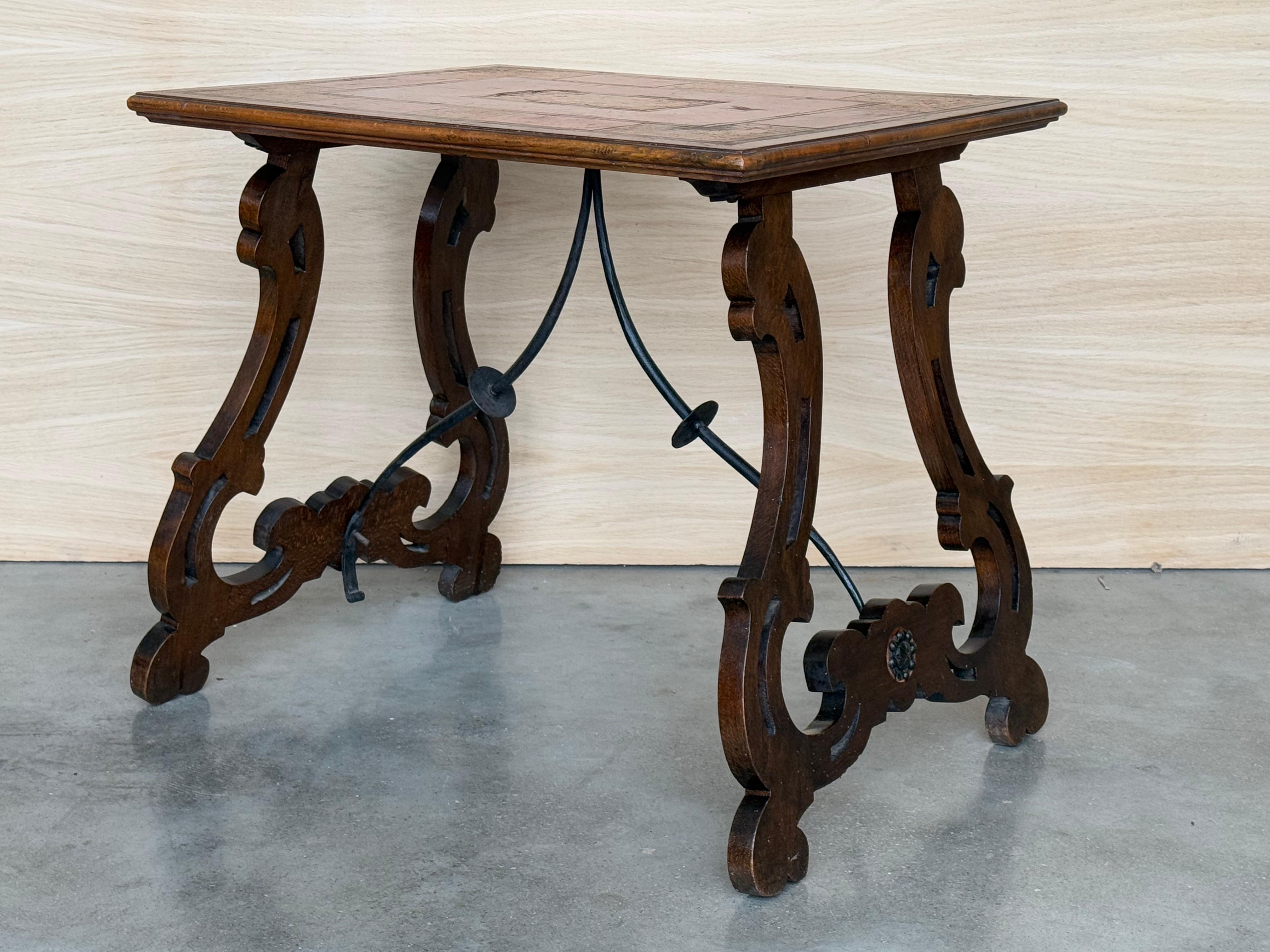 Mesa auxiliar barroca española con patas de lira y tapa de marquetería, 1850 en venta 2