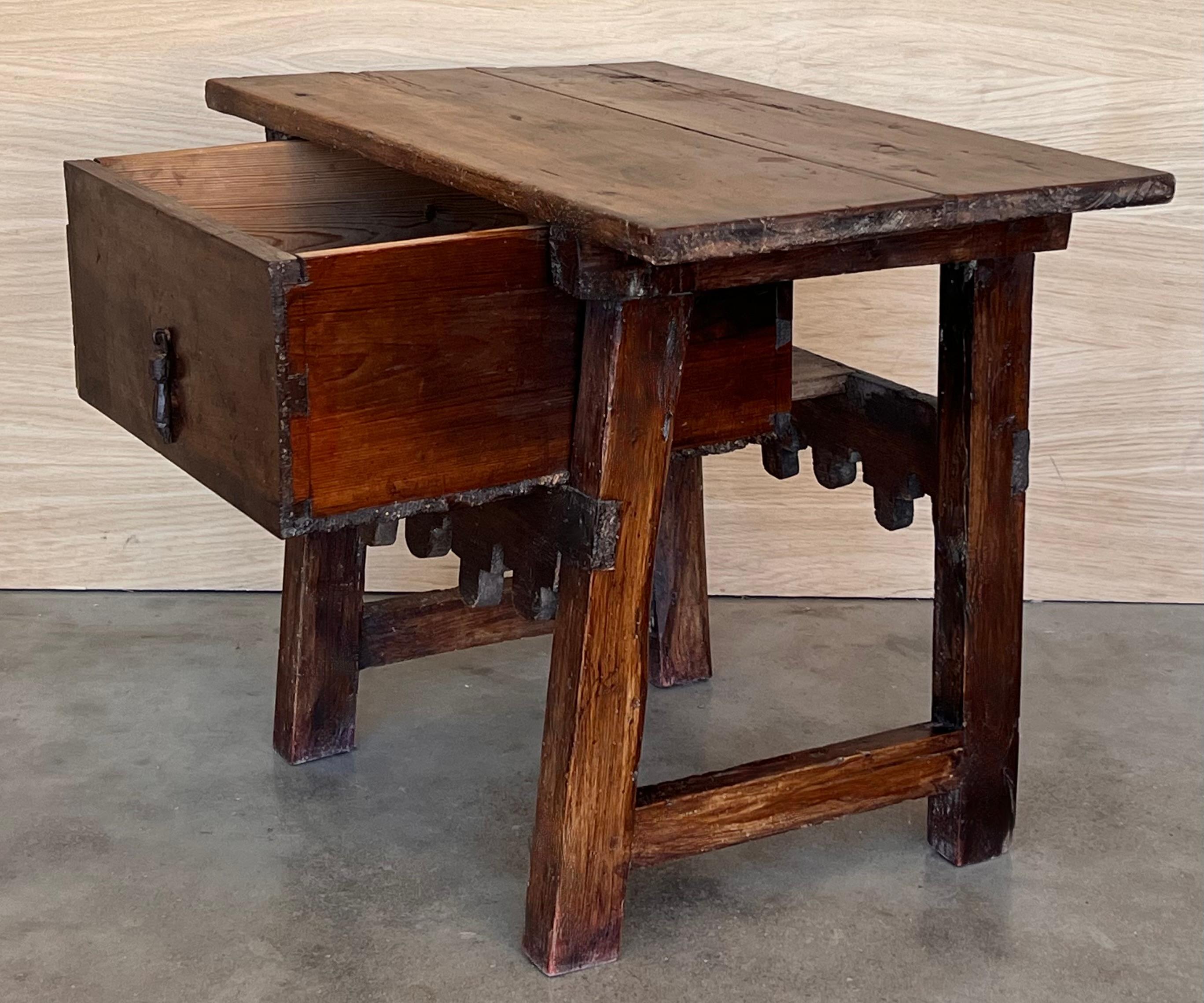 Table d'appoint baroque espagnole avec traverse en bois et grand tiroir en vente 3