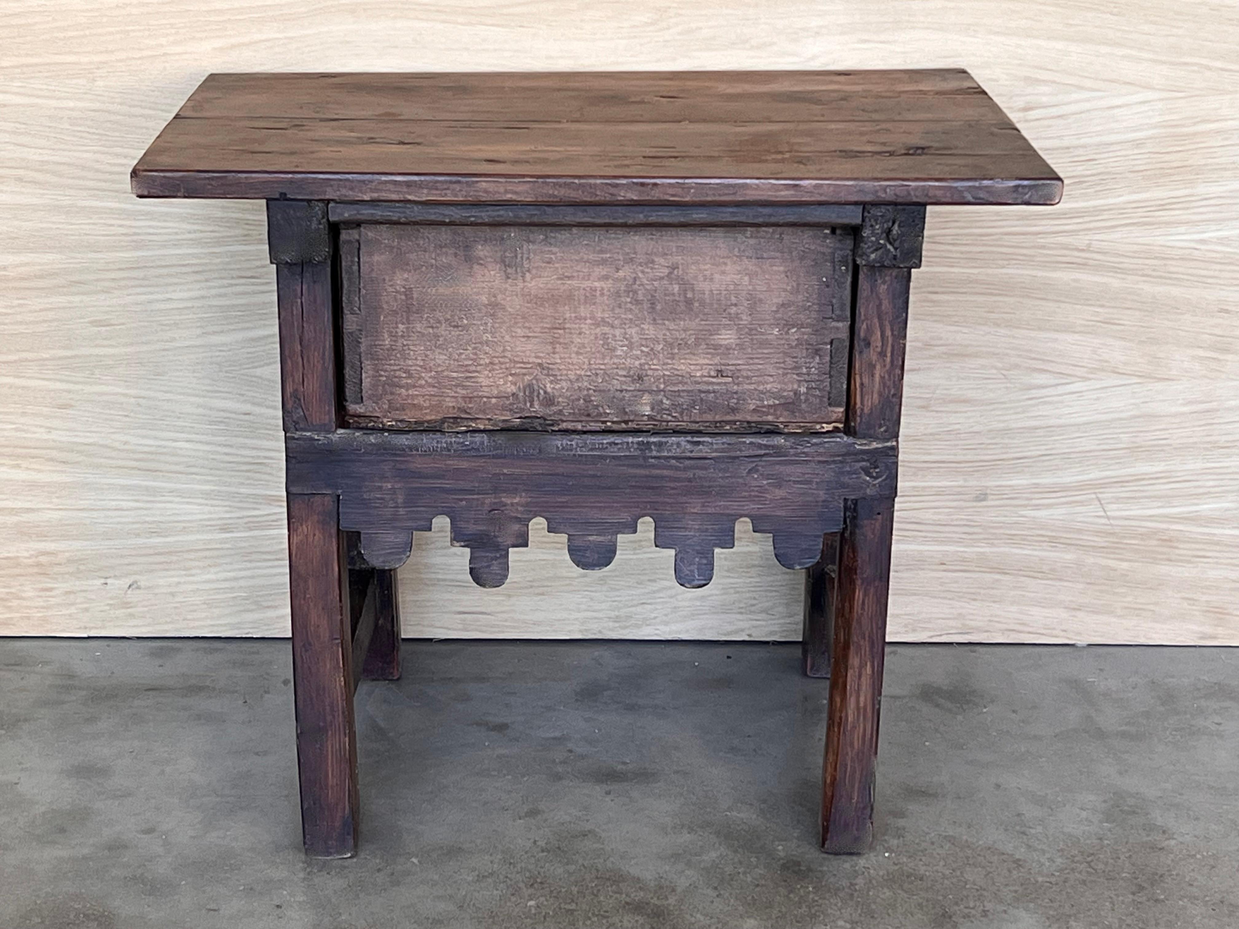Table d'appoint baroque espagnole avec traverse en bois et grand tiroir en vente 4