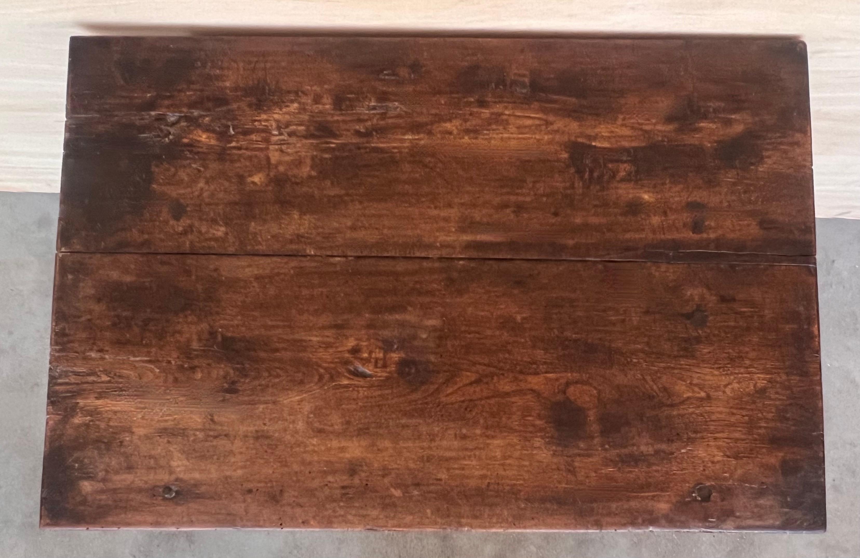 Table d'appoint baroque espagnole avec traverse en bois et grand tiroir en vente 5
