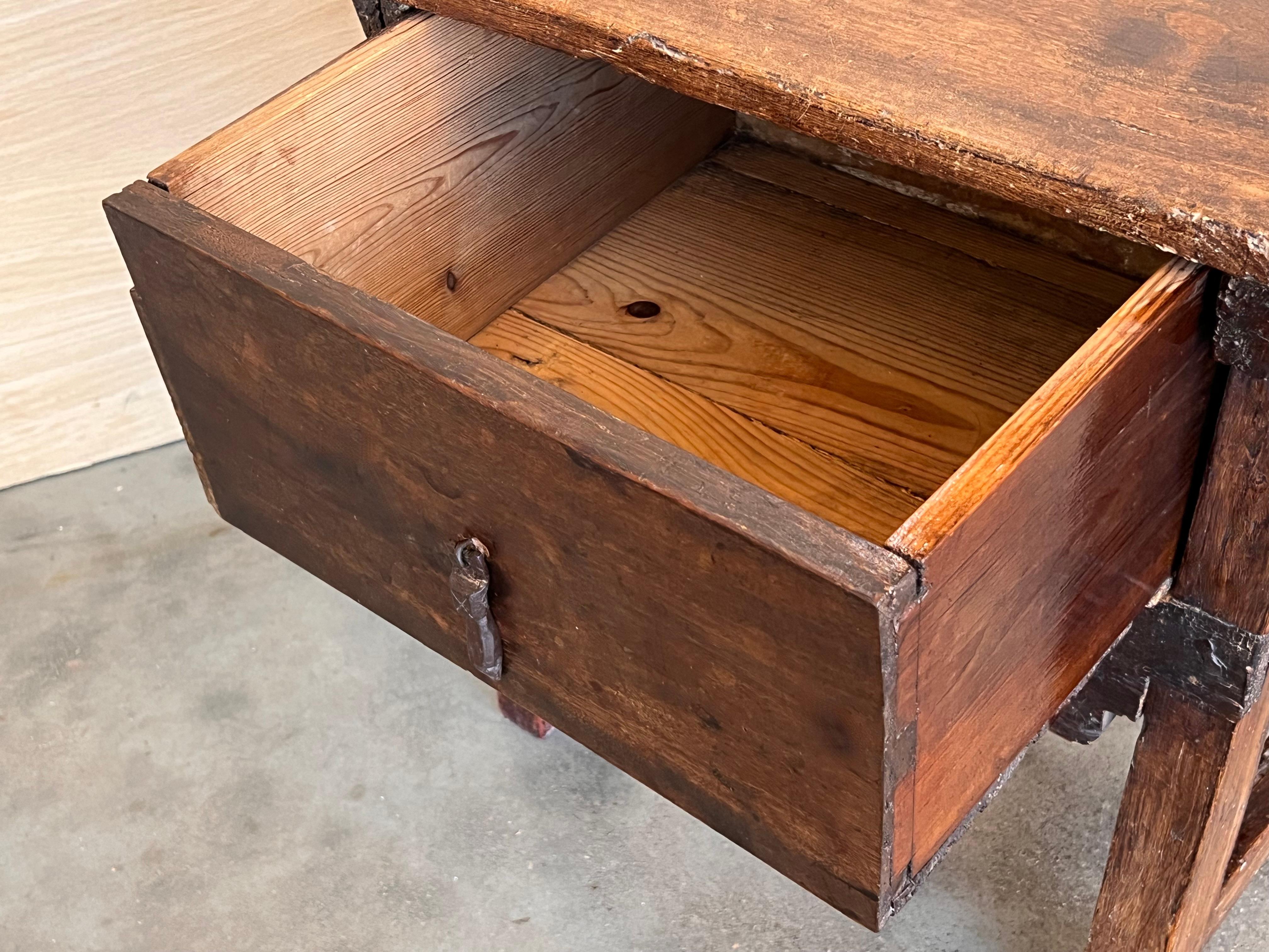 Table d'appoint baroque espagnole avec traverse en bois et grand tiroir en vente 6
