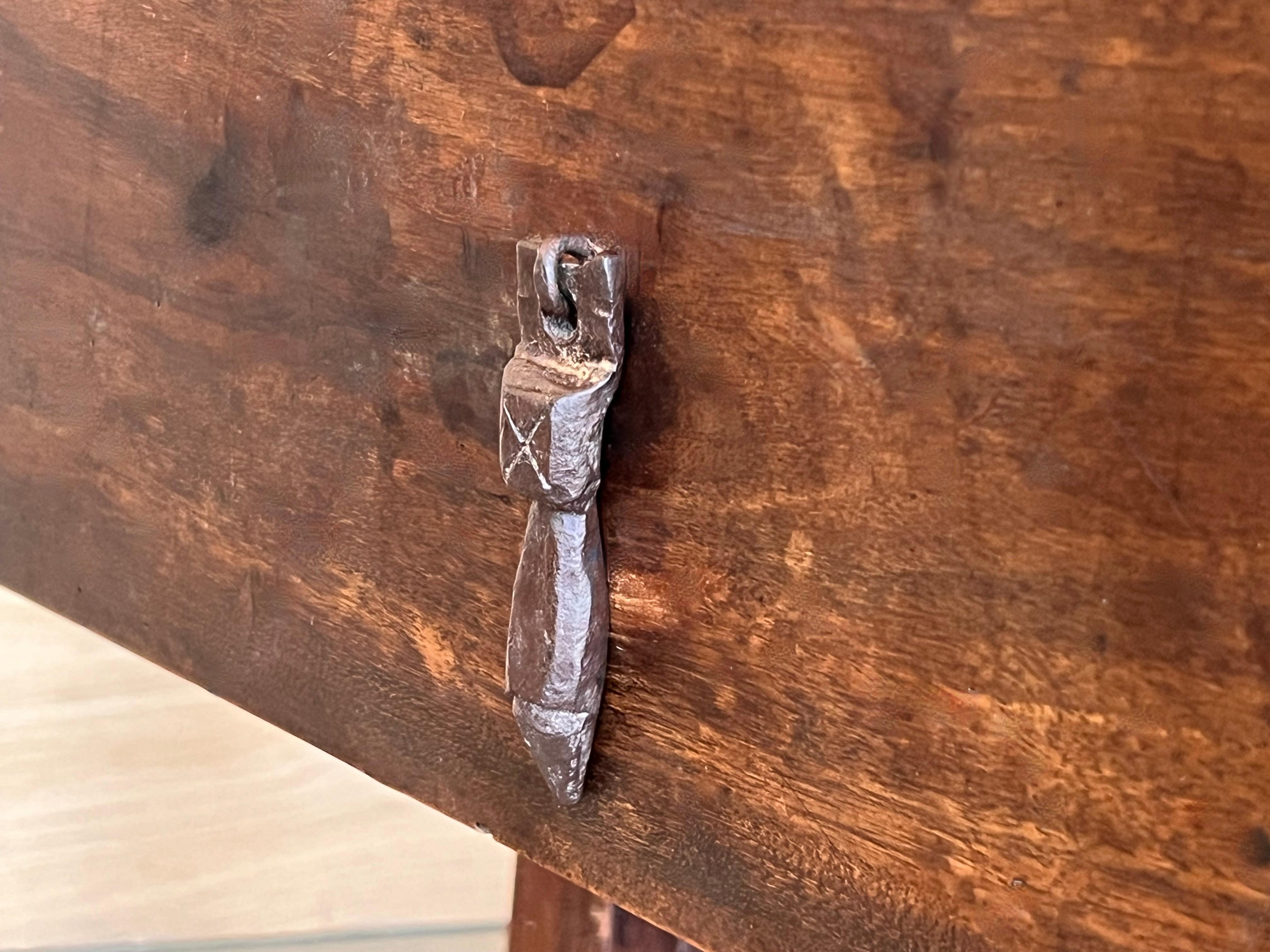 Table d'appoint baroque espagnole avec traverse en bois et grand tiroir en vente 7