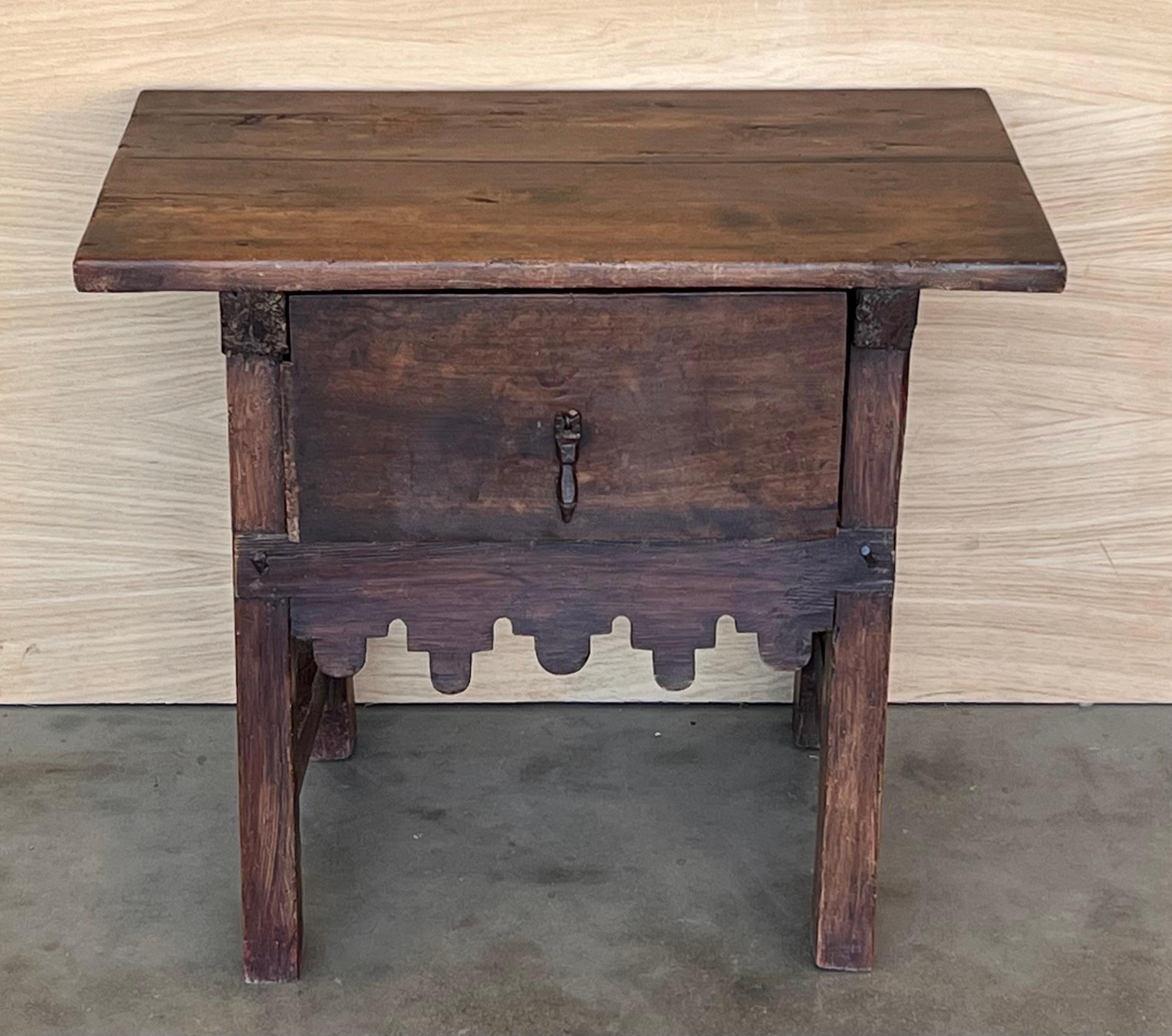 Baroque Table d'appoint baroque espagnole avec traverse en bois et grand tiroir en vente