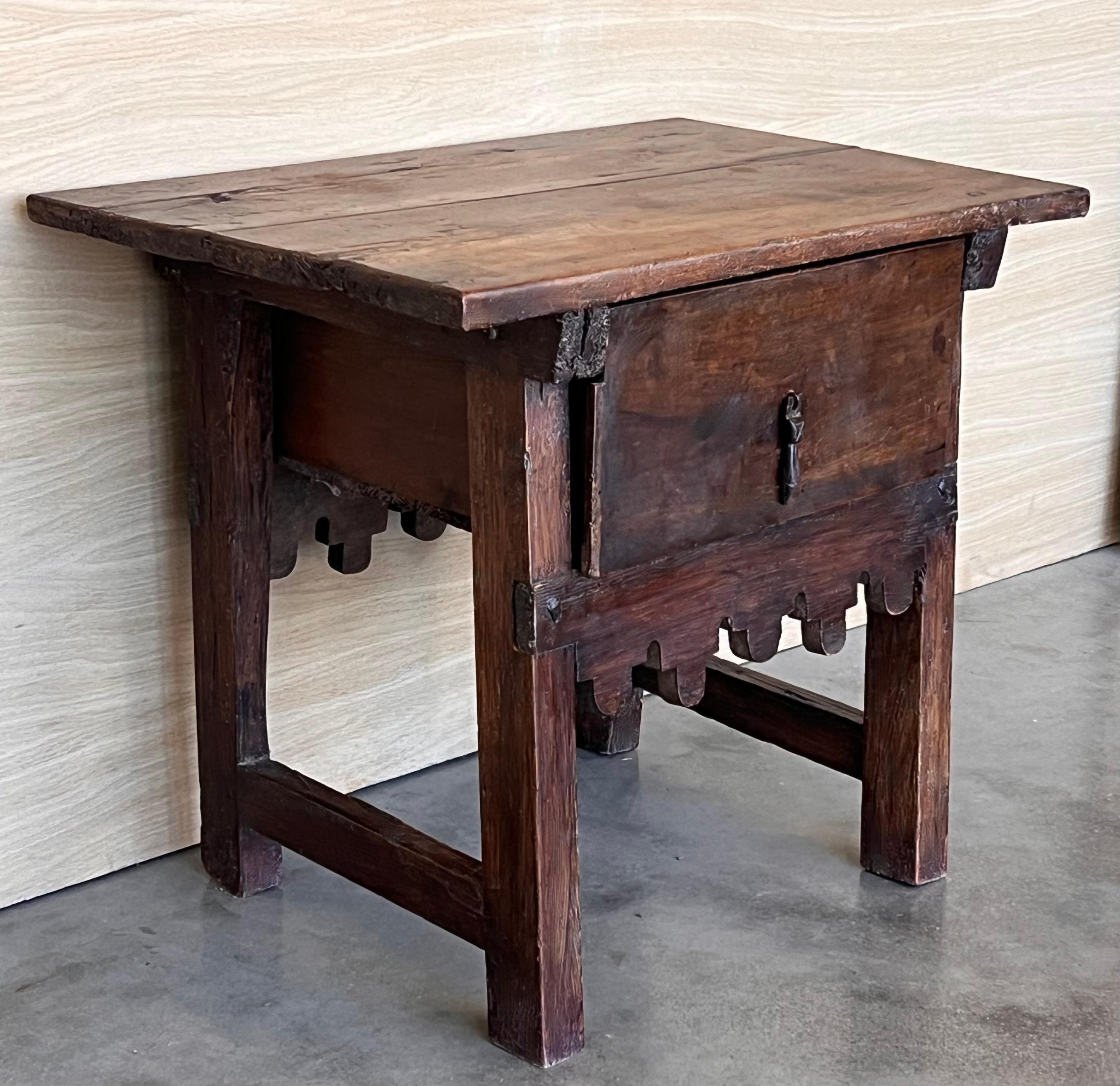 Espagnol Table d'appoint baroque espagnole avec traverse en bois et grand tiroir en vente