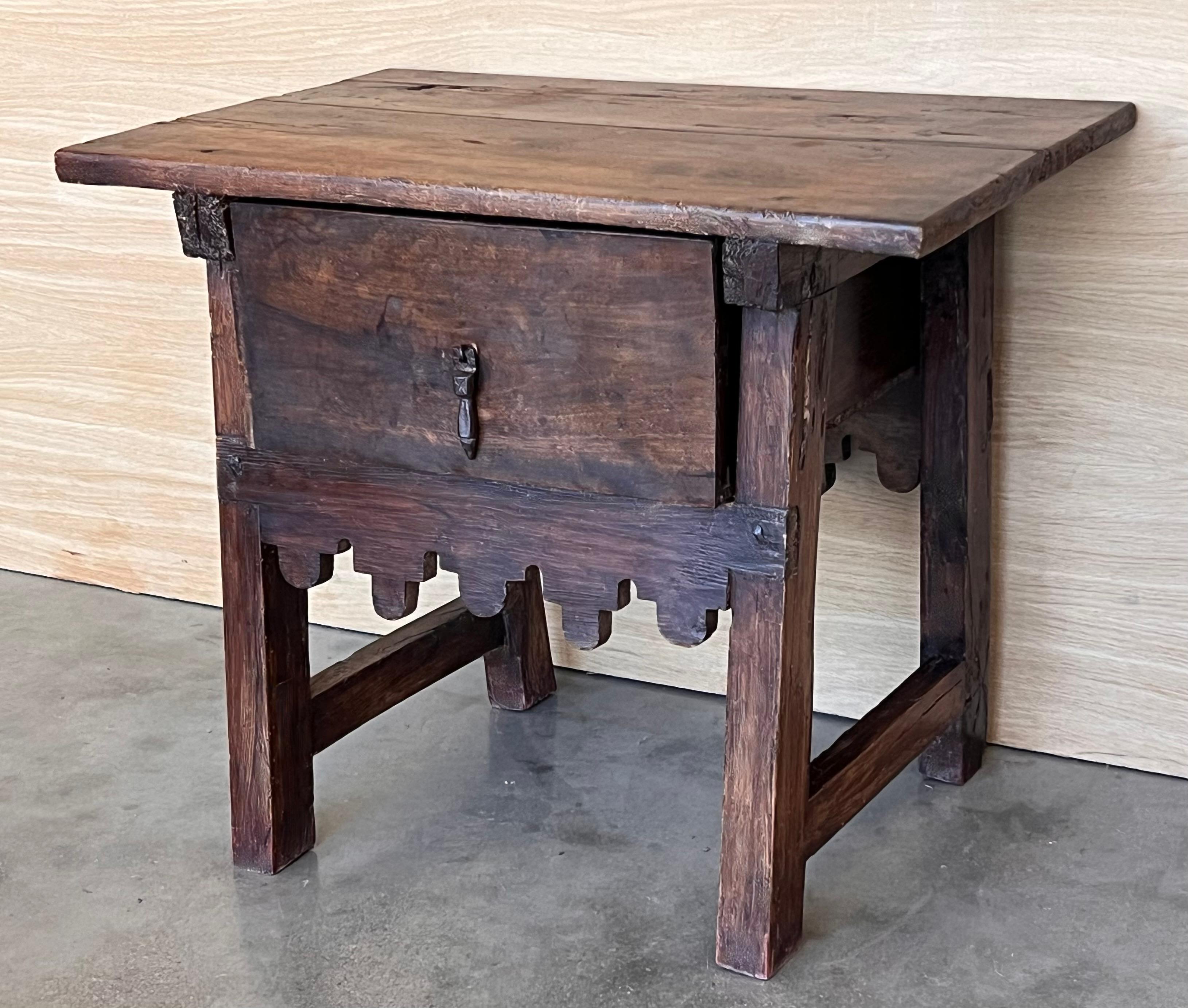 Table d'appoint baroque espagnole avec traverse en bois et grand tiroir Bon état - En vente à Miami, FL