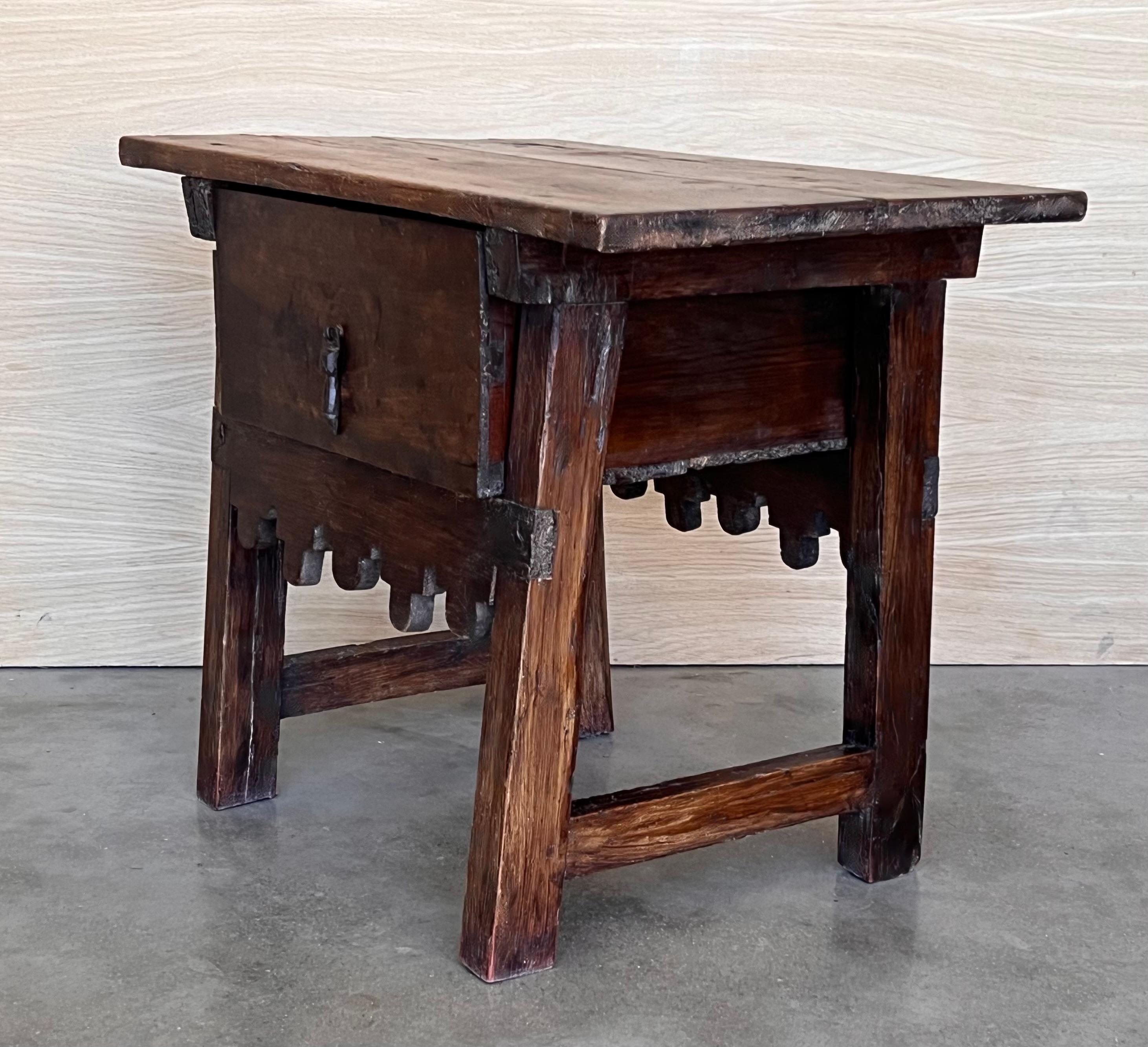 Noyer Table d'appoint baroque espagnole avec traverse en bois et grand tiroir en vente