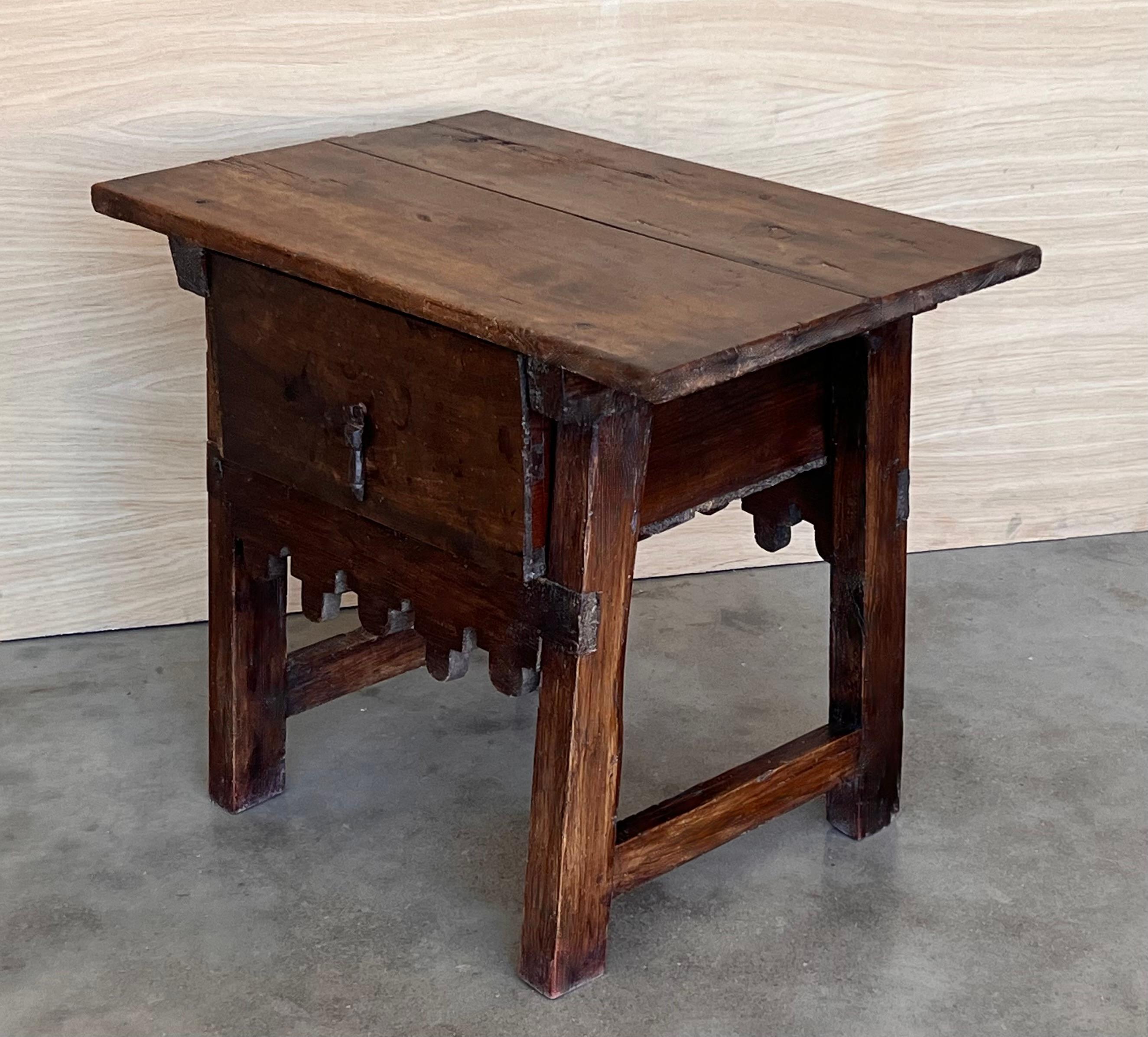 Table d'appoint baroque espagnole avec traverse en bois et grand tiroir en vente 1
