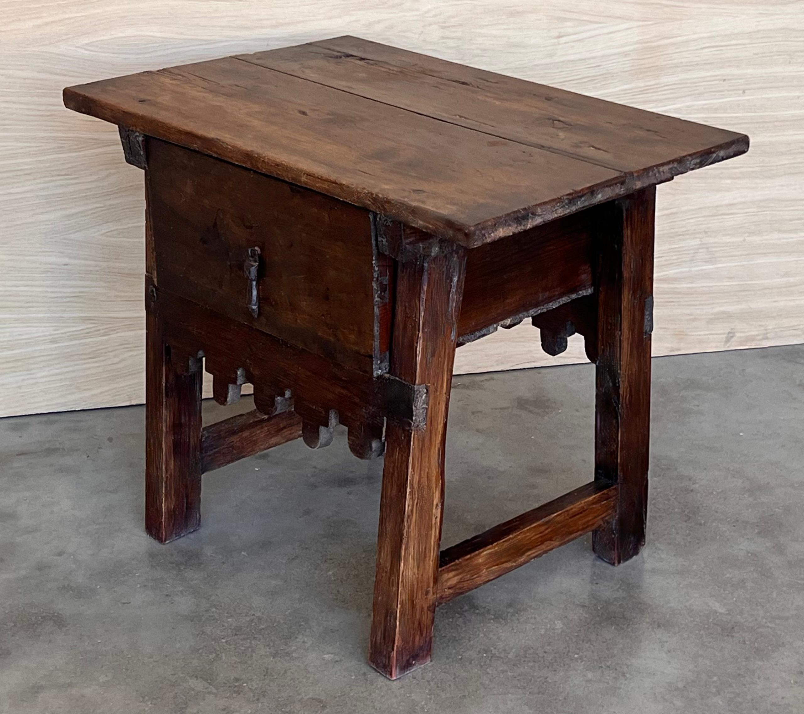 Table d'appoint baroque espagnole avec traverse en bois et grand tiroir en vente 2