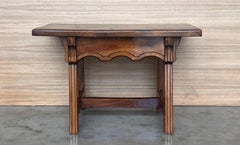 Spanischer Barock-Beistelltisch mit Holzbahre und geschnitzter Platte aus Nussbaum