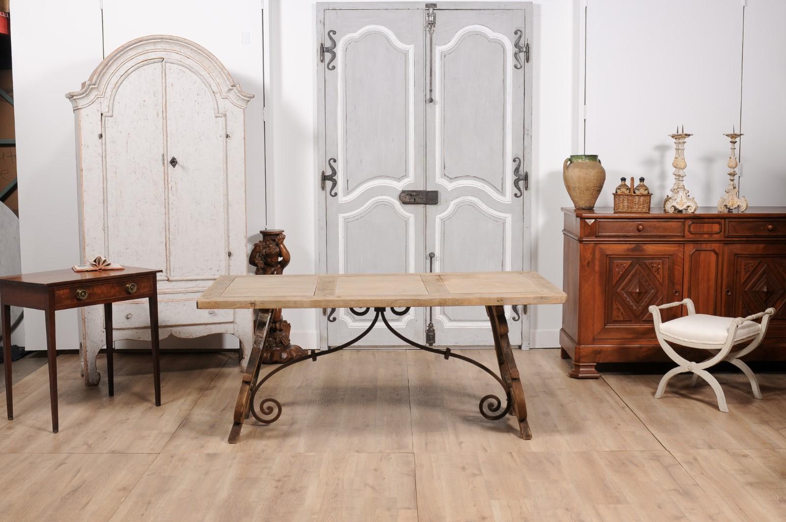 Chêne Table Fratino de style baroque espagnol des années 1900 en chêne blanchi avec base en lyre sculptée en vente