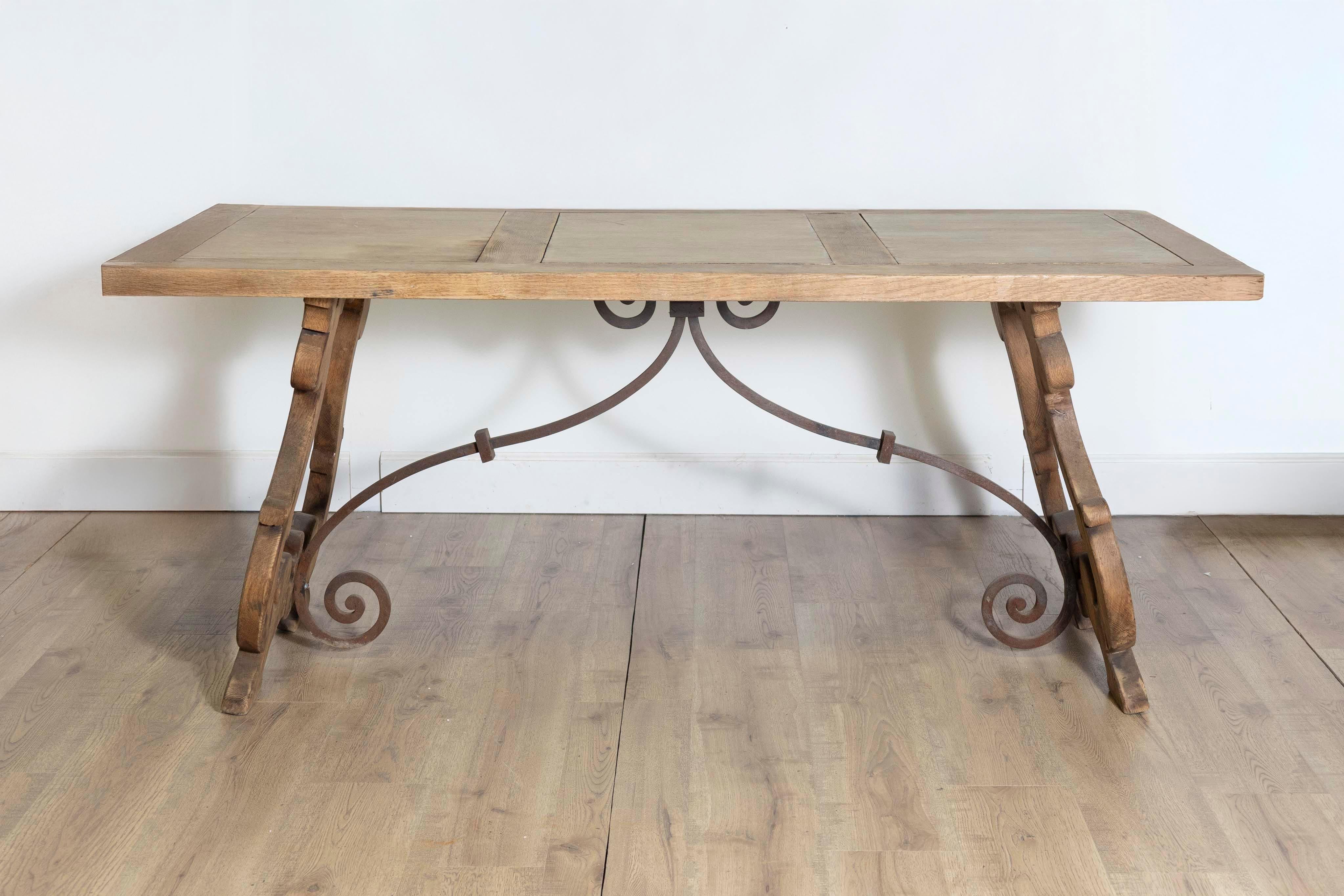 Spanish Baroque Style 1900s Bleached Oak Fratino Table with Carved Lyre Base For Sale 4