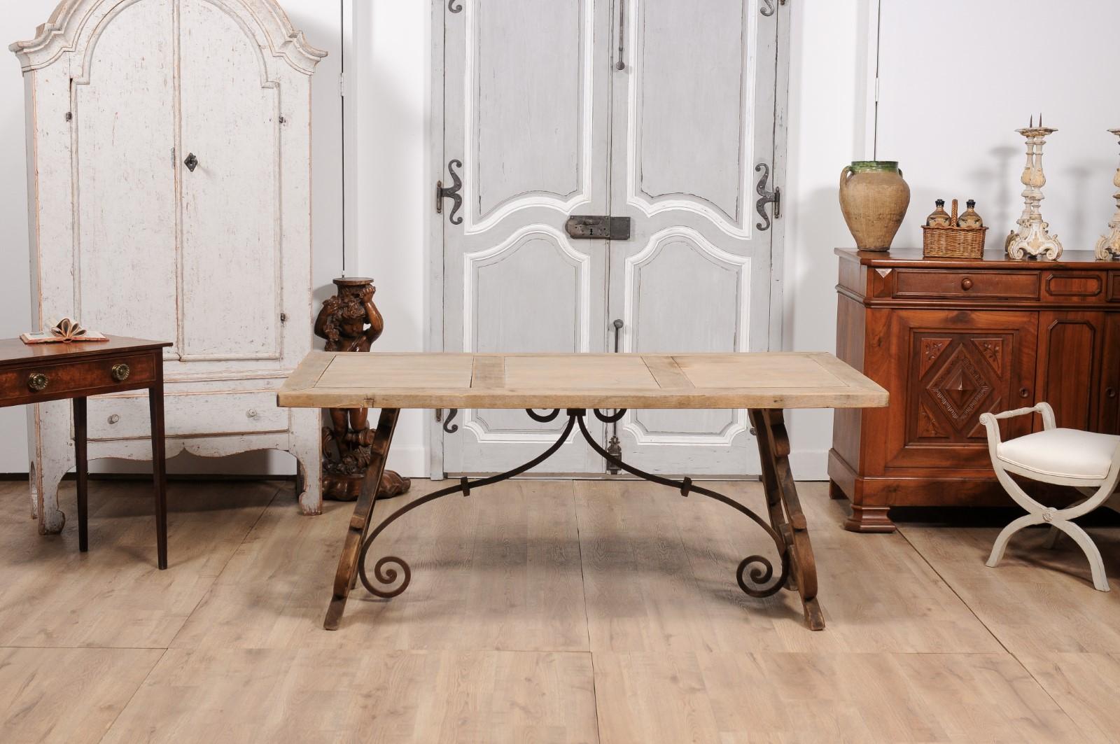 Table Fratino de style baroque espagnol des années 1900 en chêne blanchi avec base en lyre sculptée en vente 1