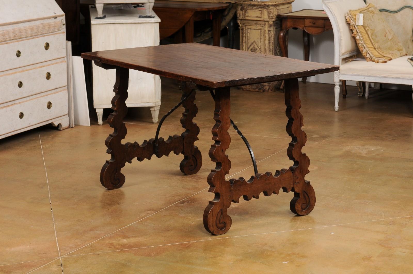 Fratino-Tisch aus Nussbaumholz im spanischen Barockstil des 19. Jahrhunderts mit lyraförmigem Sockel (Geschnitzt) im Angebot