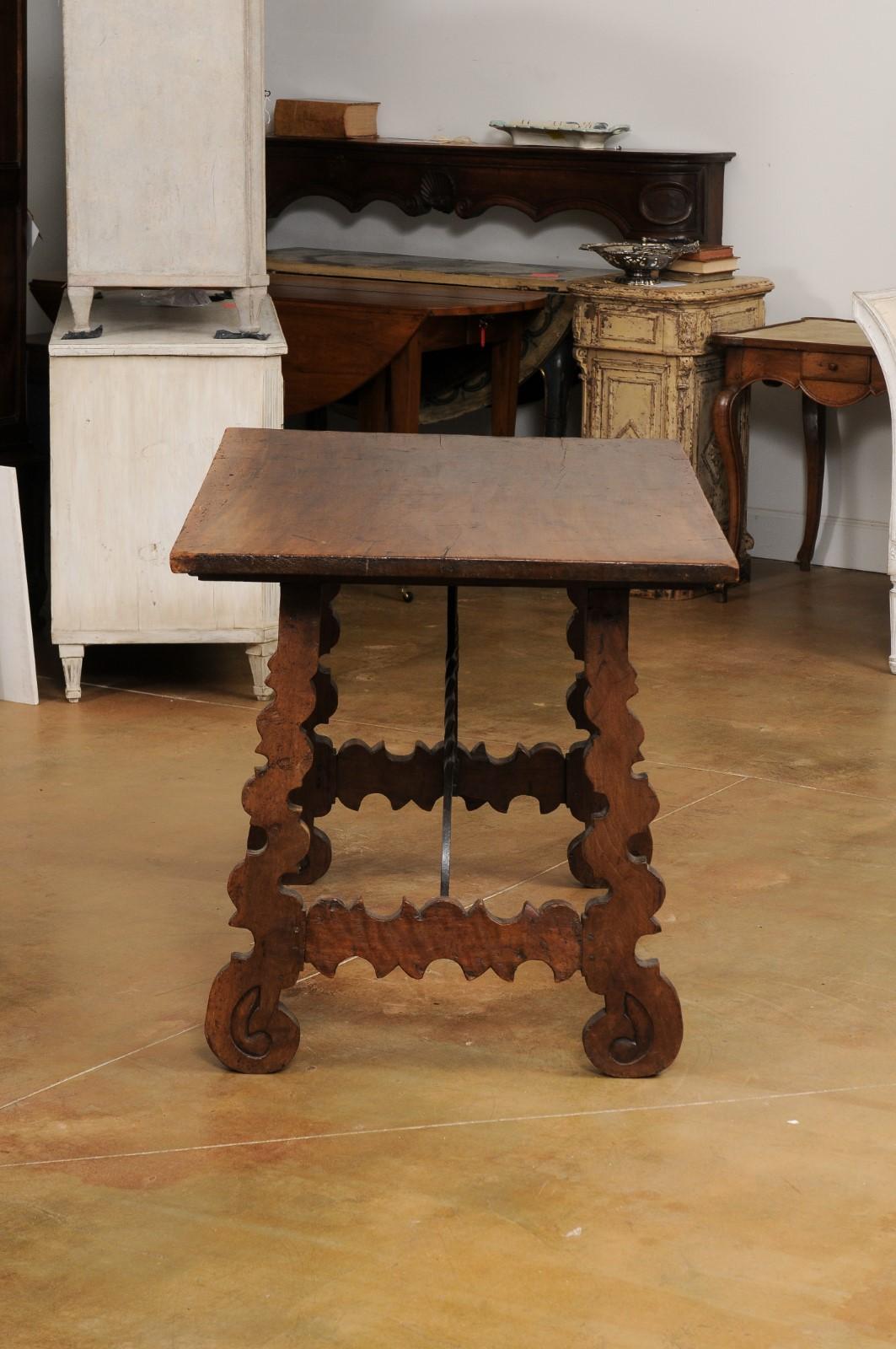 Fratino-Tisch aus Nussbaumholz im spanischen Barockstil des 19. Jahrhunderts mit lyraförmigem Sockel (Eisen) im Angebot