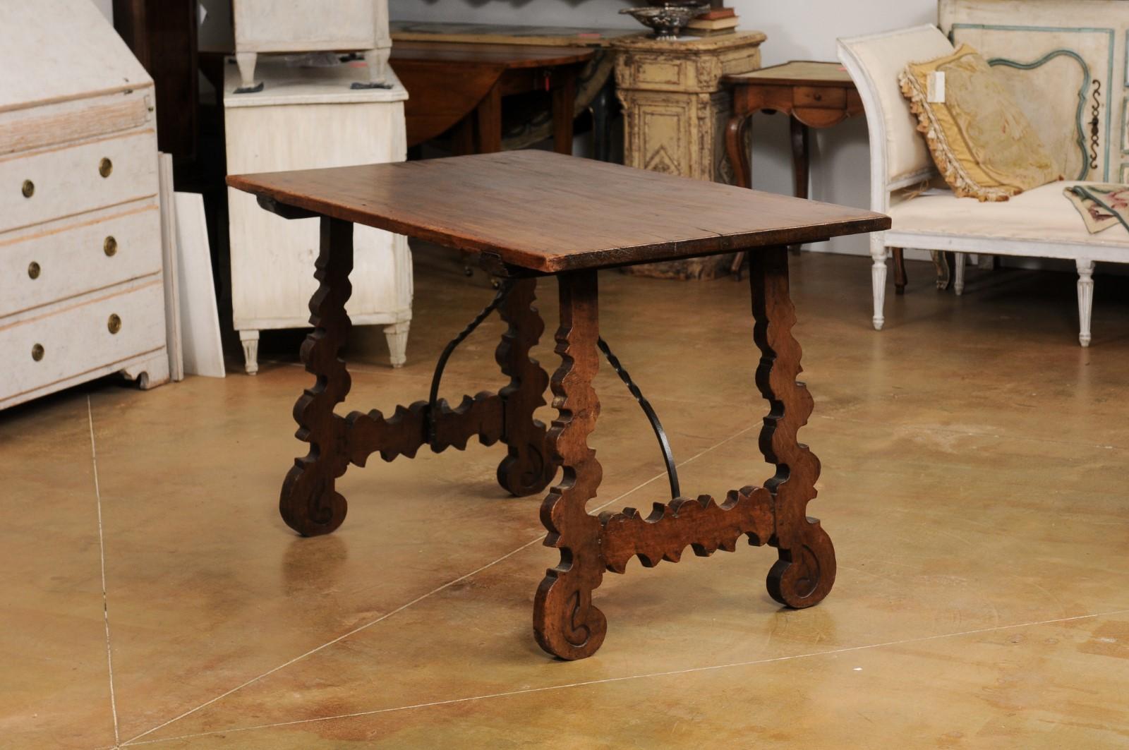 Fratino-Tisch aus Nussbaumholz im spanischen Barockstil des 19. Jahrhunderts mit lyraförmigem Sockel im Angebot 2