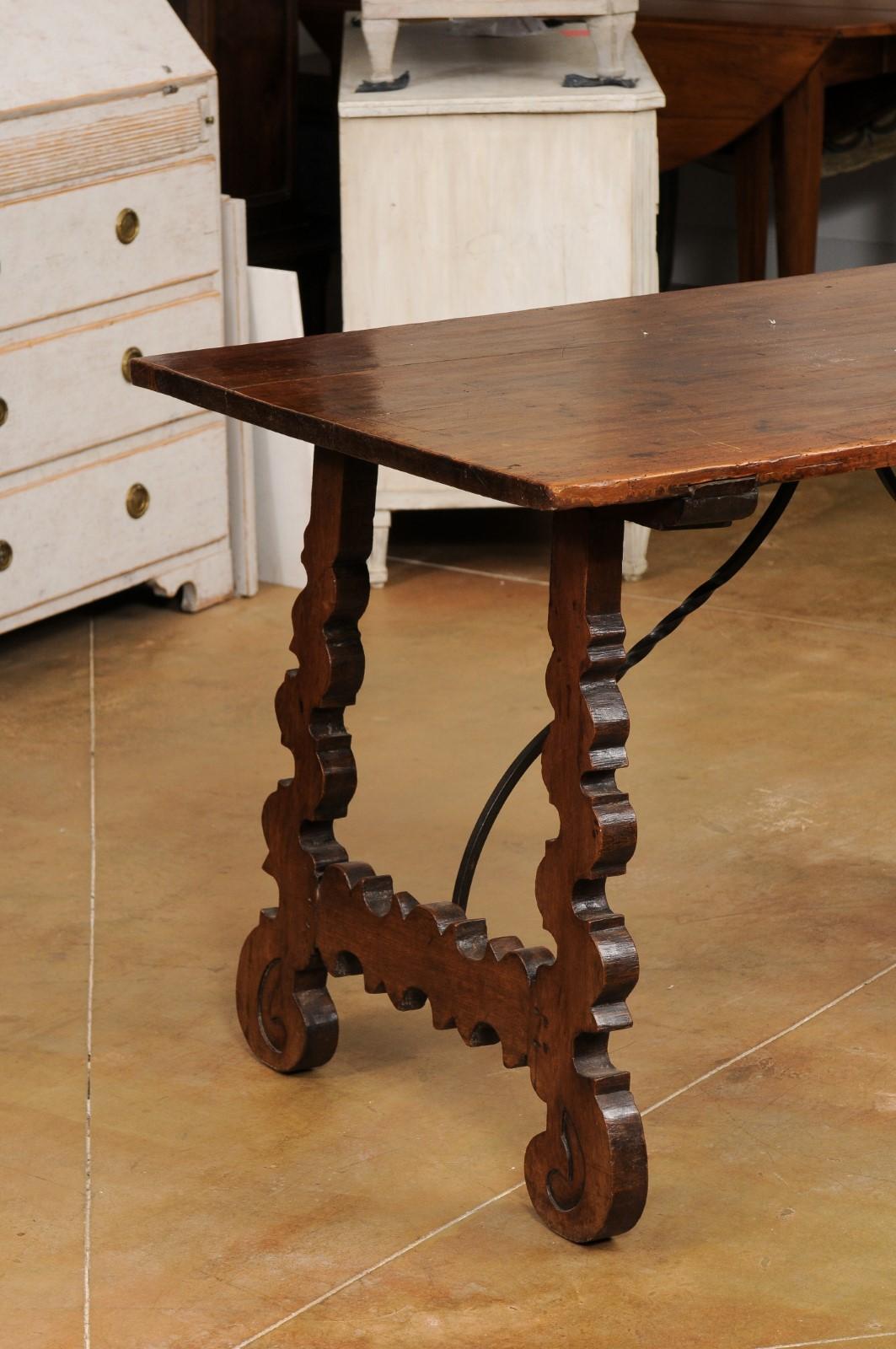 Fratino-Tisch aus Nussbaumholz im spanischen Barockstil des 19. Jahrhunderts mit lyraförmigem Sockel im Angebot 3