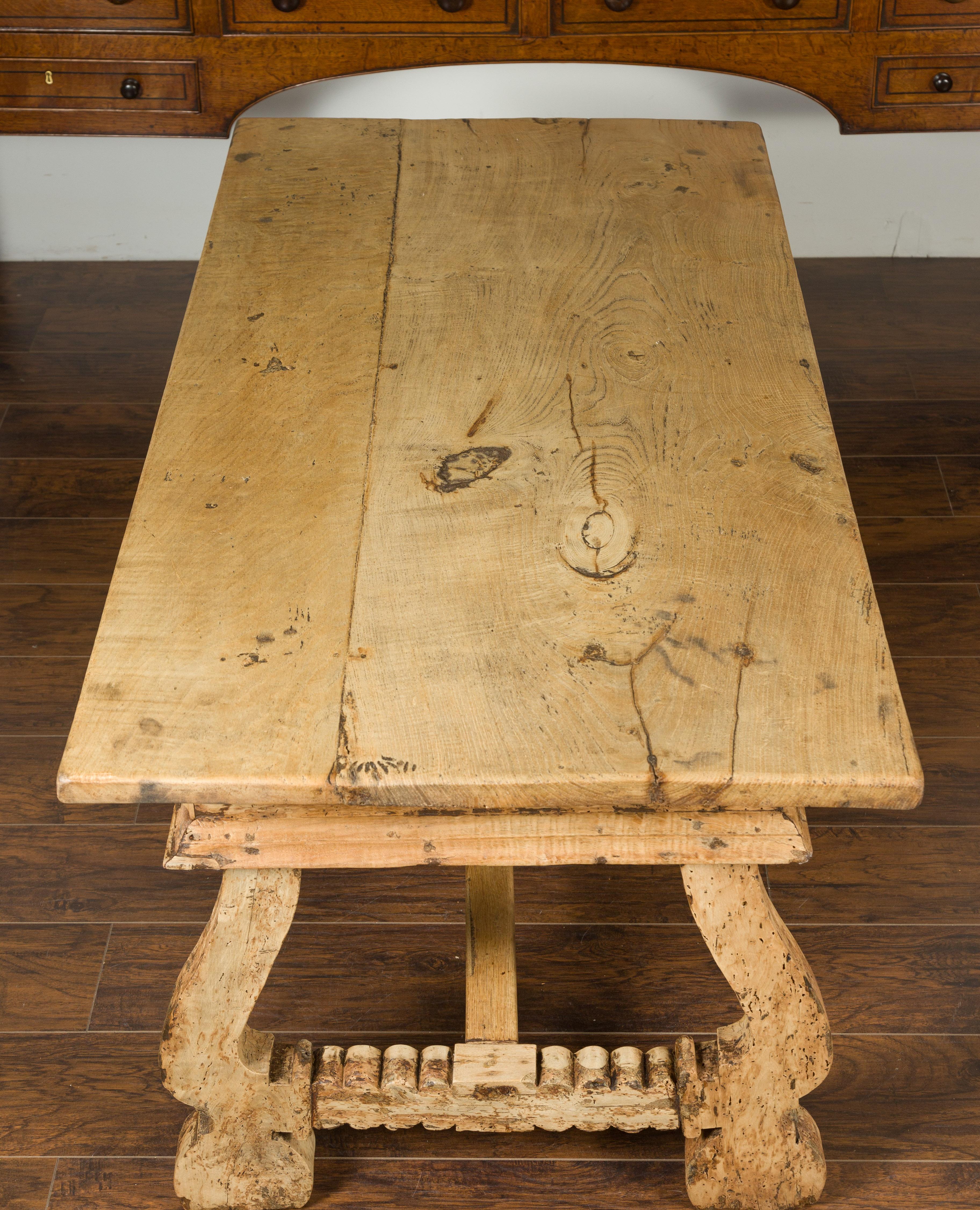 Table de ferme de style baroque espagnol à tréteaux en noyer blanchi, vers 1820 en vente 6