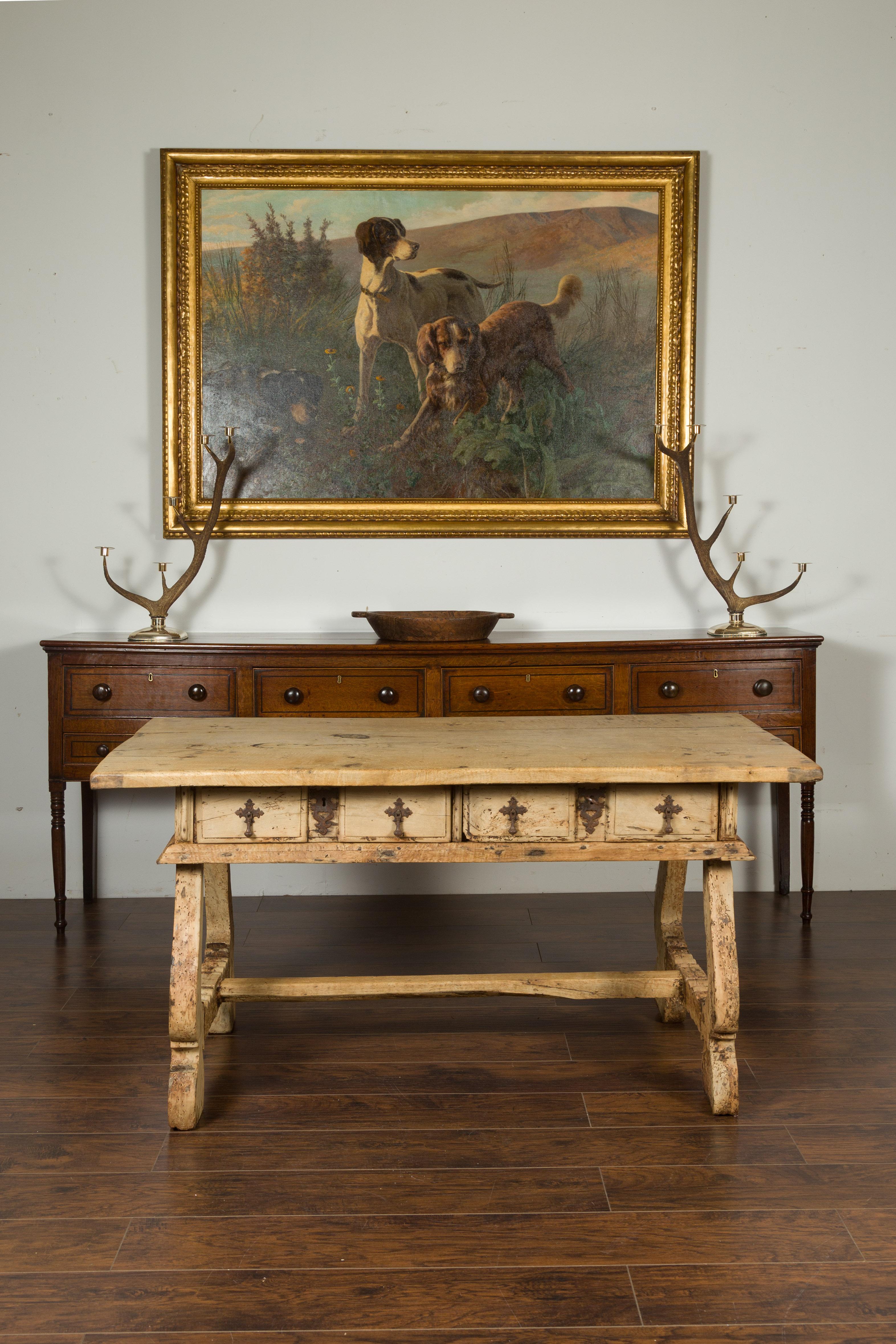 Baroque Table de ferme de style baroque espagnol à tréteaux en noyer blanchi, vers 1820 en vente
