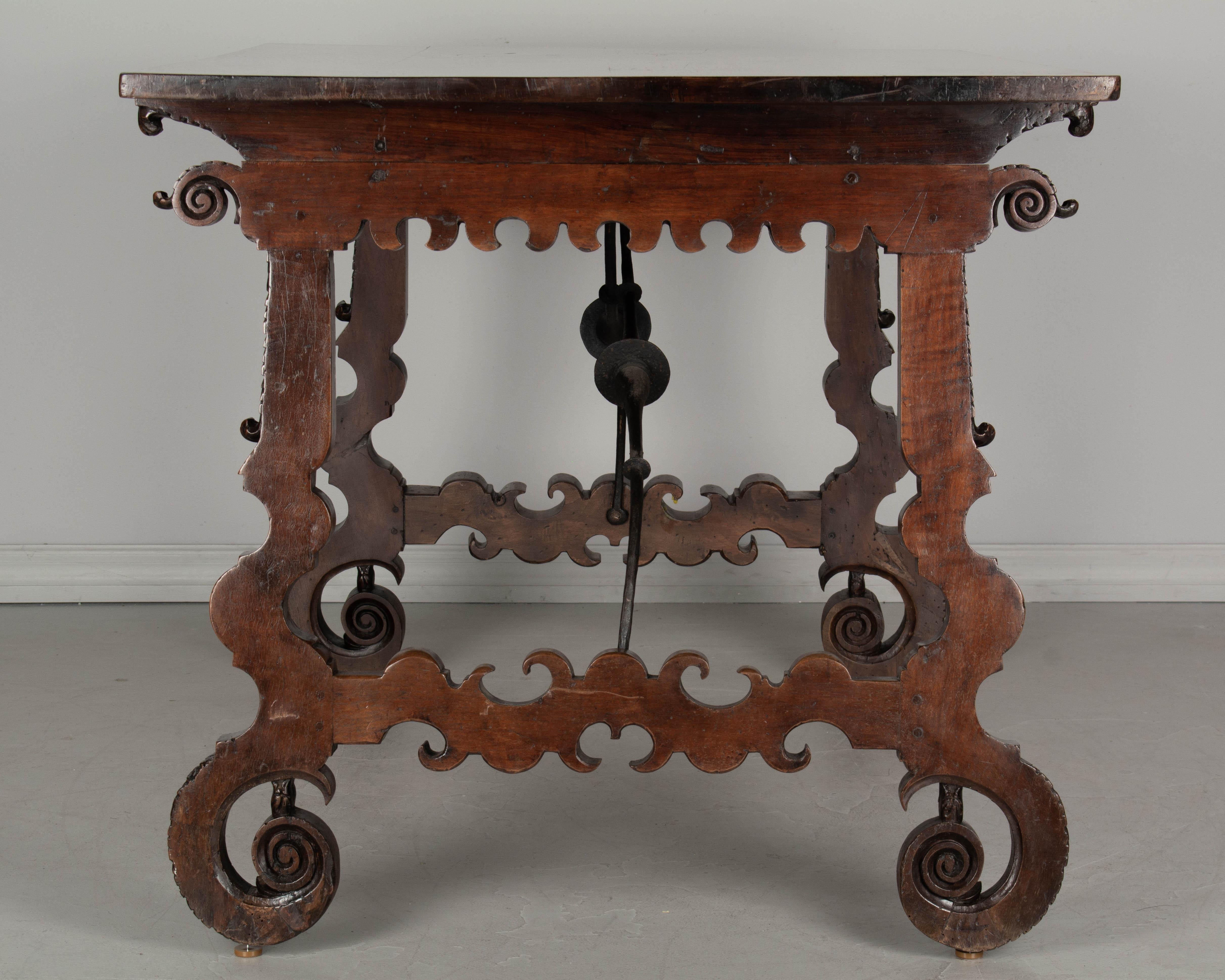 Table centrale espagnole de style baroque en vente 4