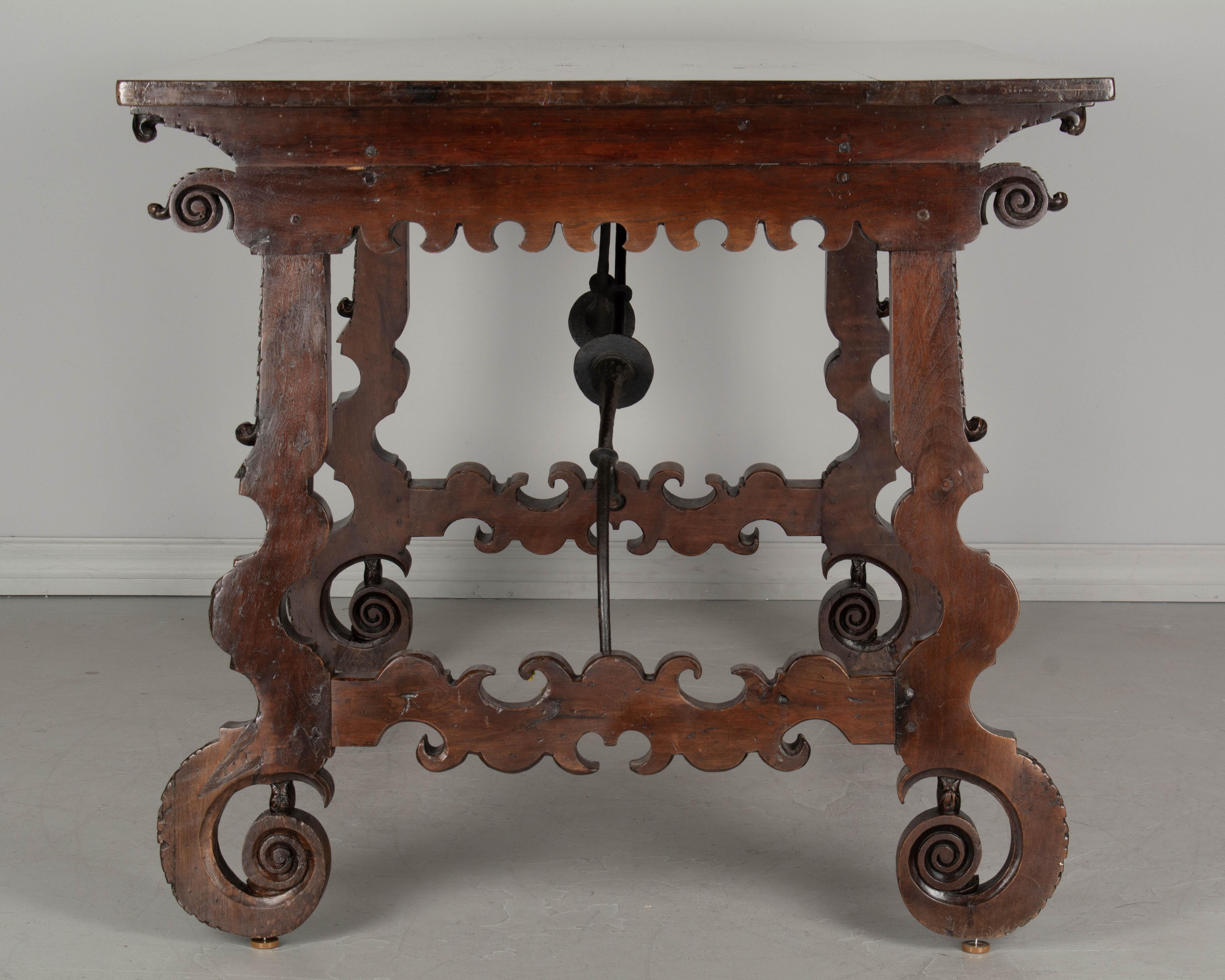 Table centrale espagnole de style baroque en vente 5