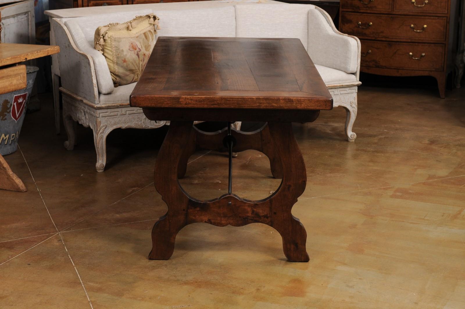 Table Fratino de style baroque espagnol avec base en forme de lyre et traverse en fer en vente 3