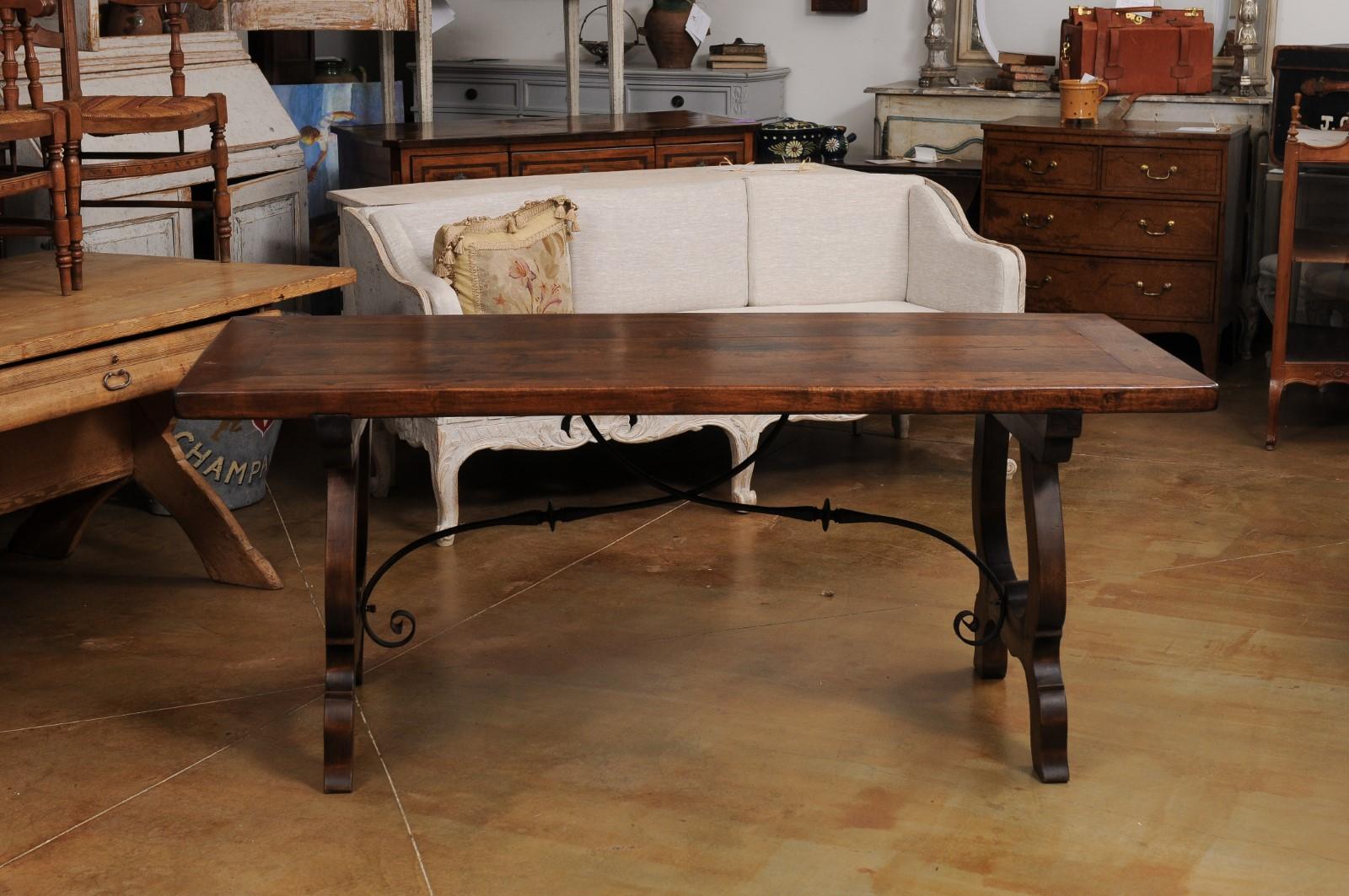Table Fratino de style baroque espagnol avec base en forme de lyre et traverse en fer en vente 6