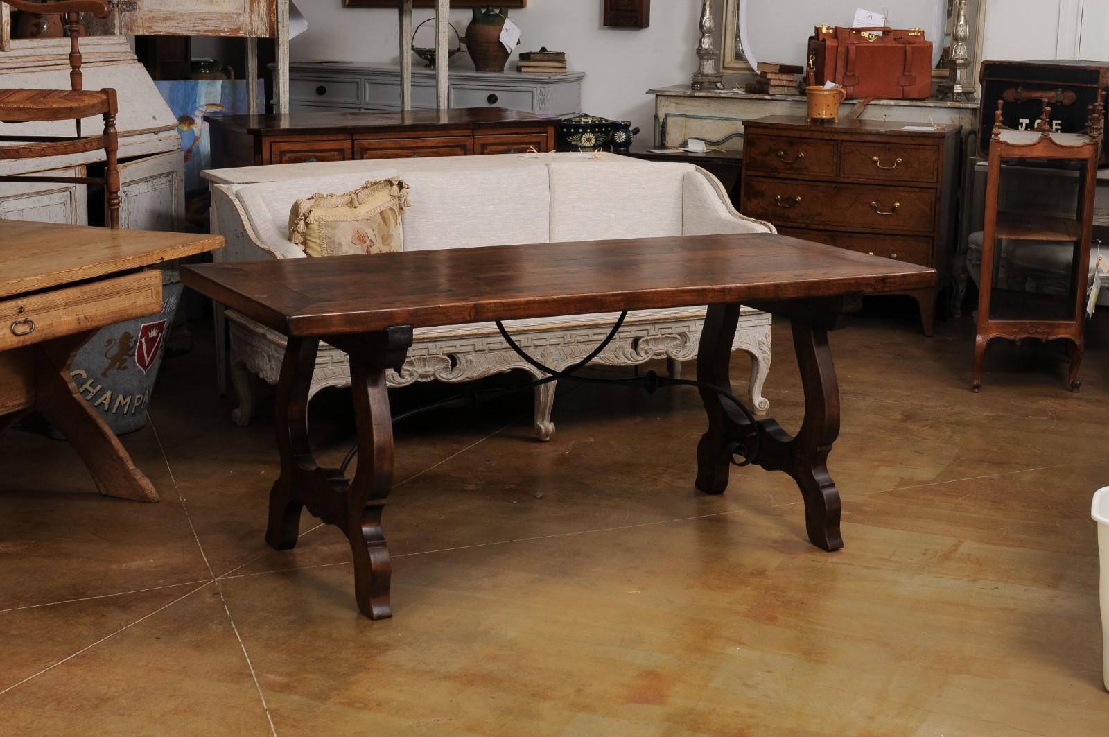 Baroque Table Fratino de style baroque espagnol avec base en forme de lyre et traverse en fer en vente