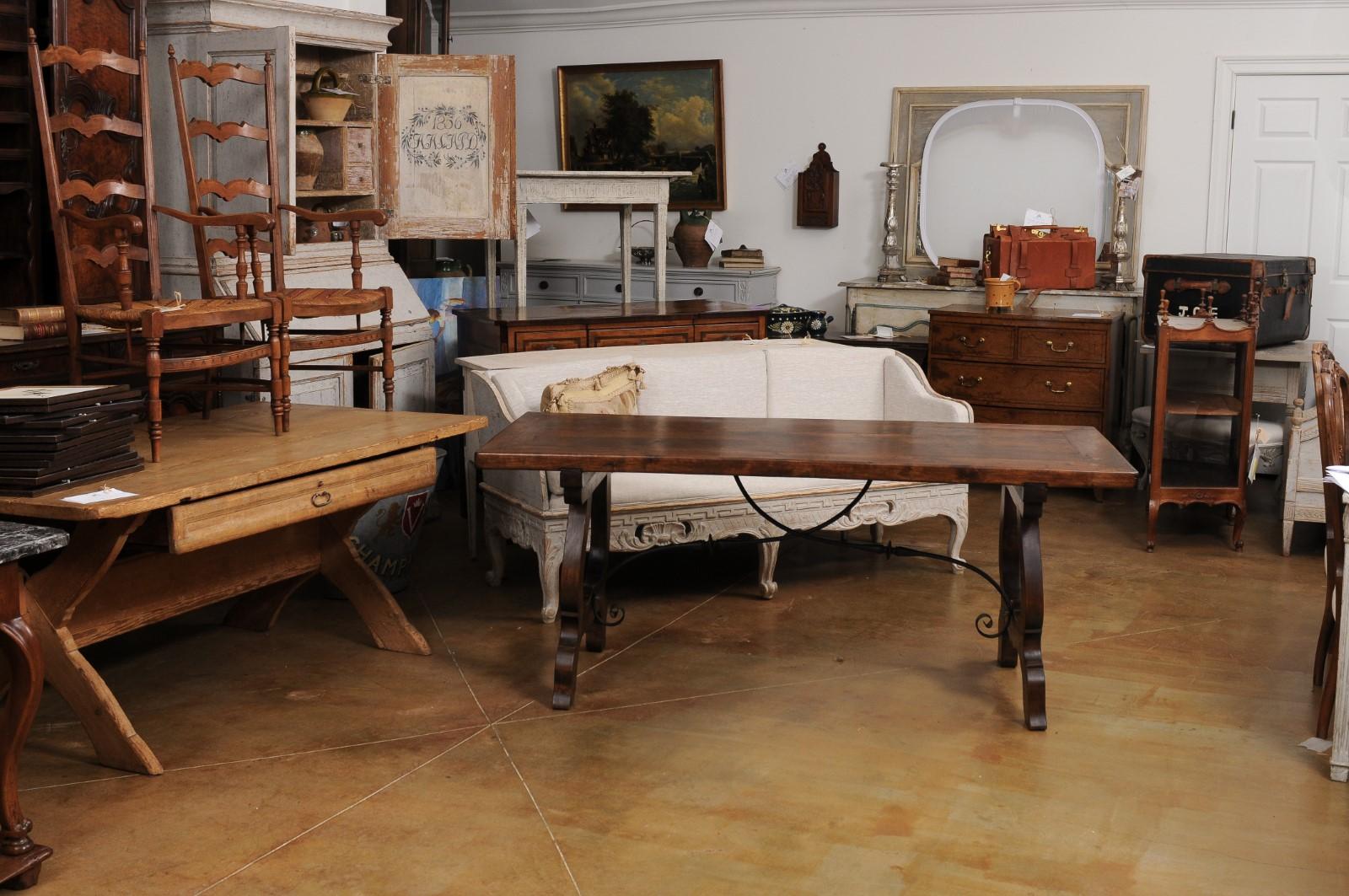 Table Fratino de style baroque espagnol avec base en forme de lyre et traverse en fer en vente 1