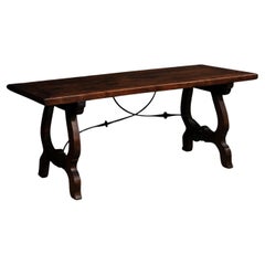 Table Fratino de style baroque espagnol avec base en forme de lyre et traverse en fer
