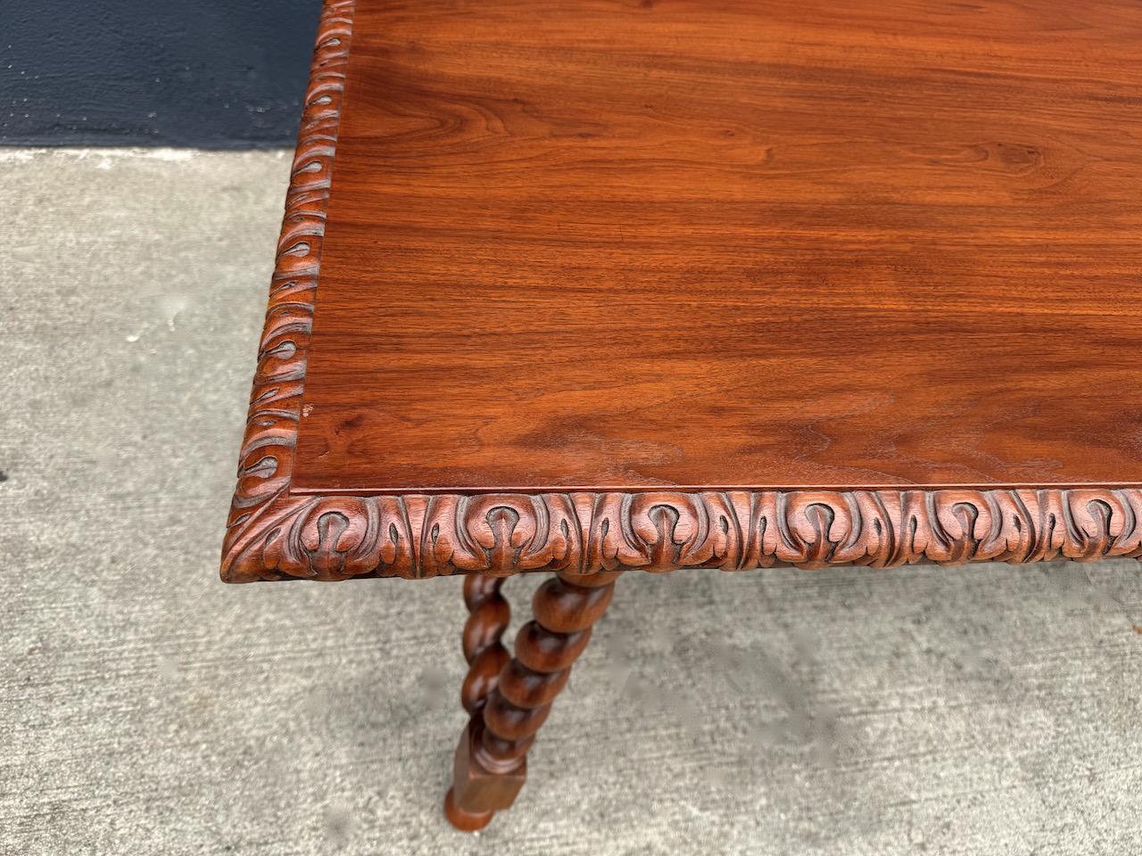 Table de bibliothèque espagnole de style baroque en vente 4