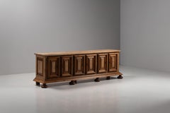 Credenza in rovere massiccio a sei ante in stile barocco spagnolo con piedini a pallina, anni ’40