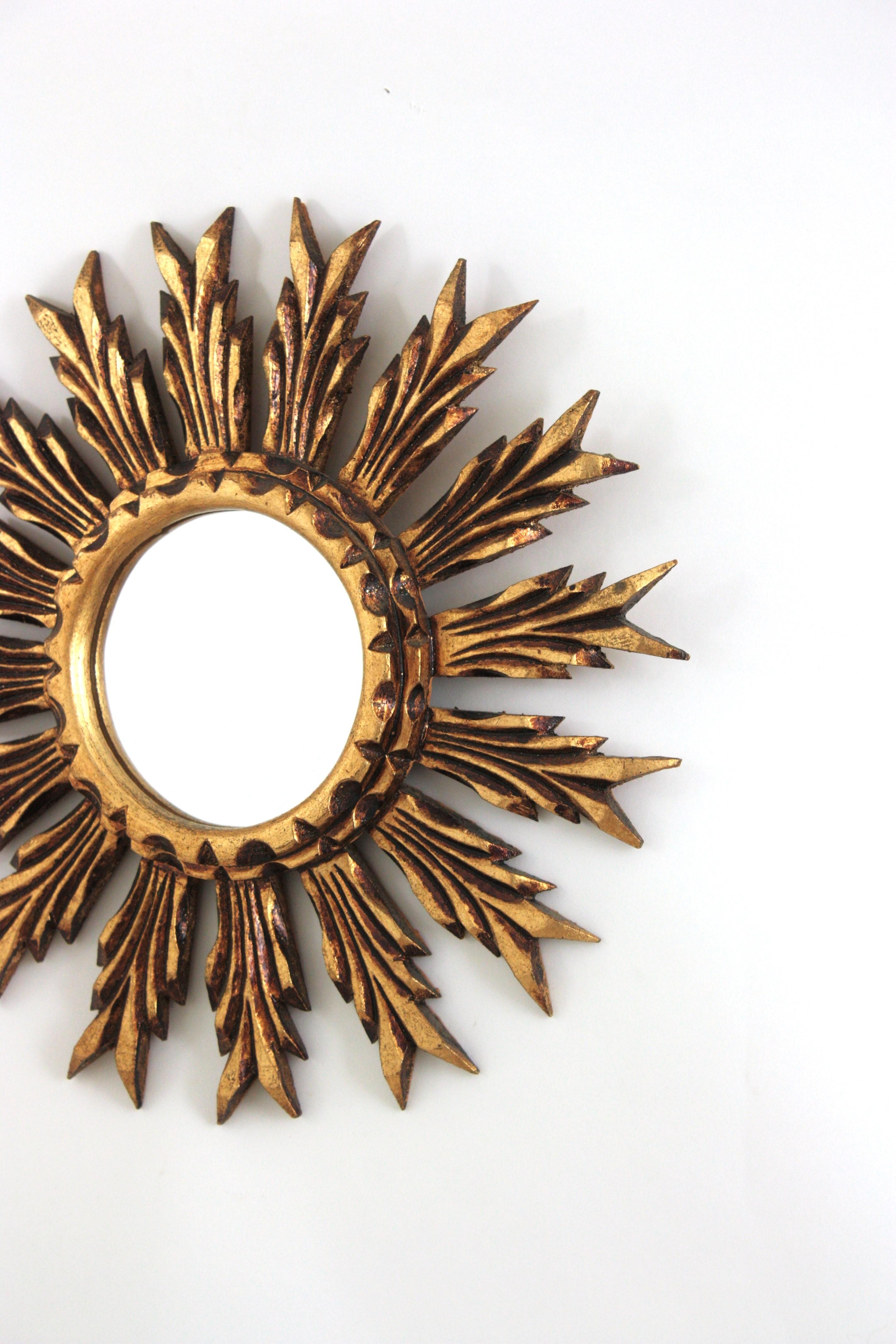 Doré Miroir en bois doré de style baroque espagnol, années 1940 en vente