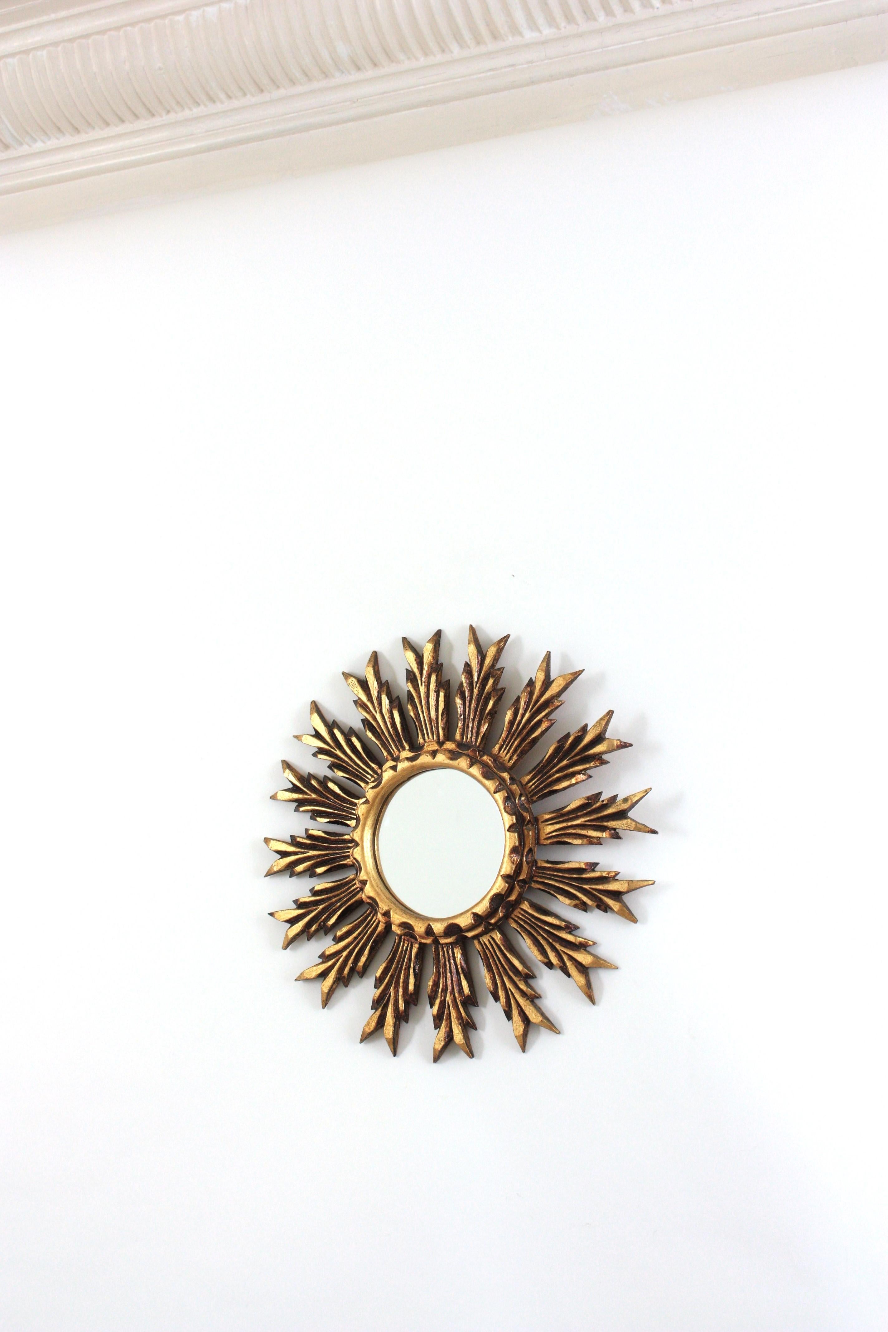 20ième siècle Miroir en bois doré de style baroque espagnol, années 1940 en vente