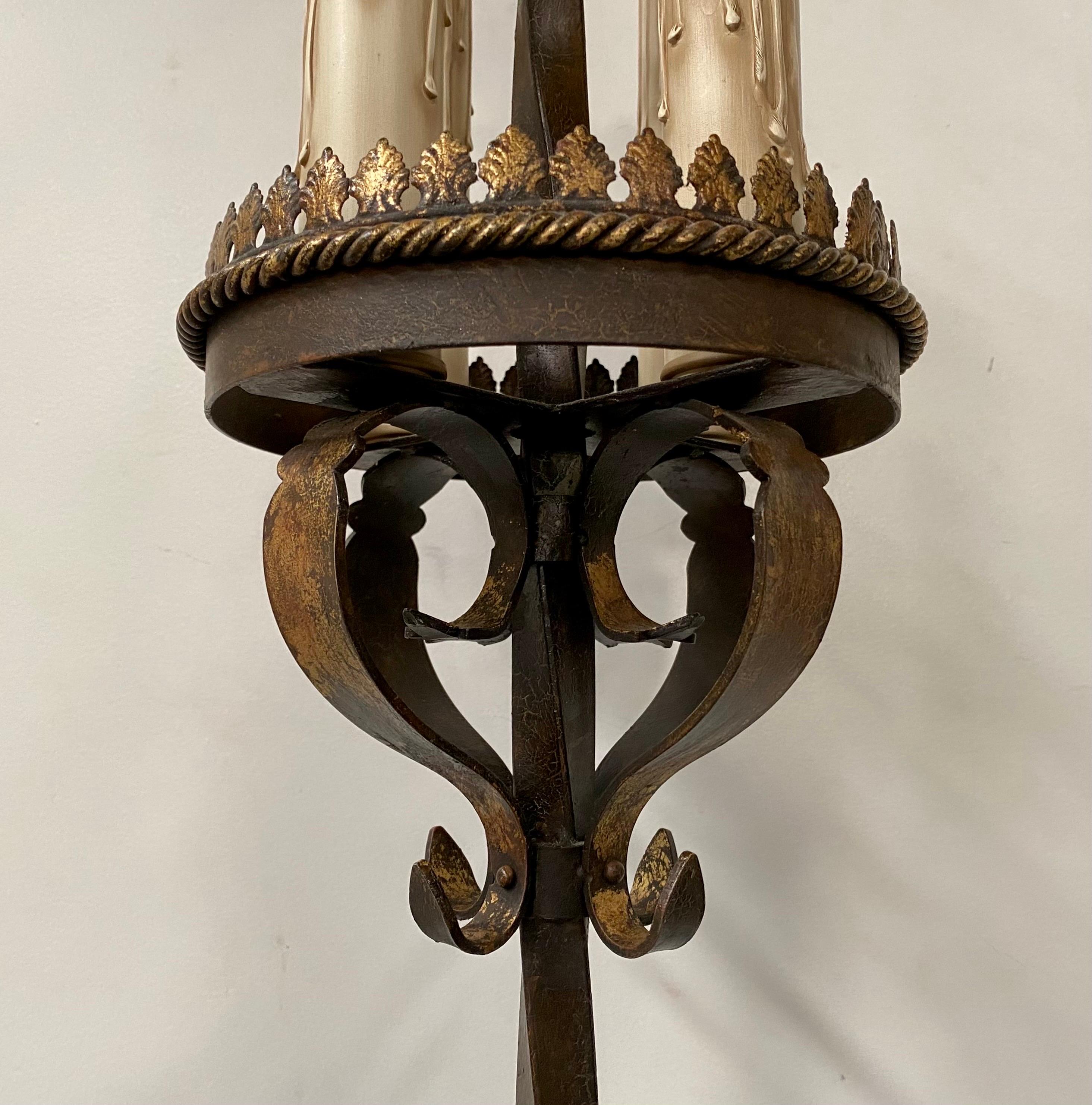 Schmiedeeiserne Stehlampe im spanischen Barockstil von Fine Art Lighting, Paar  im Angebot 8