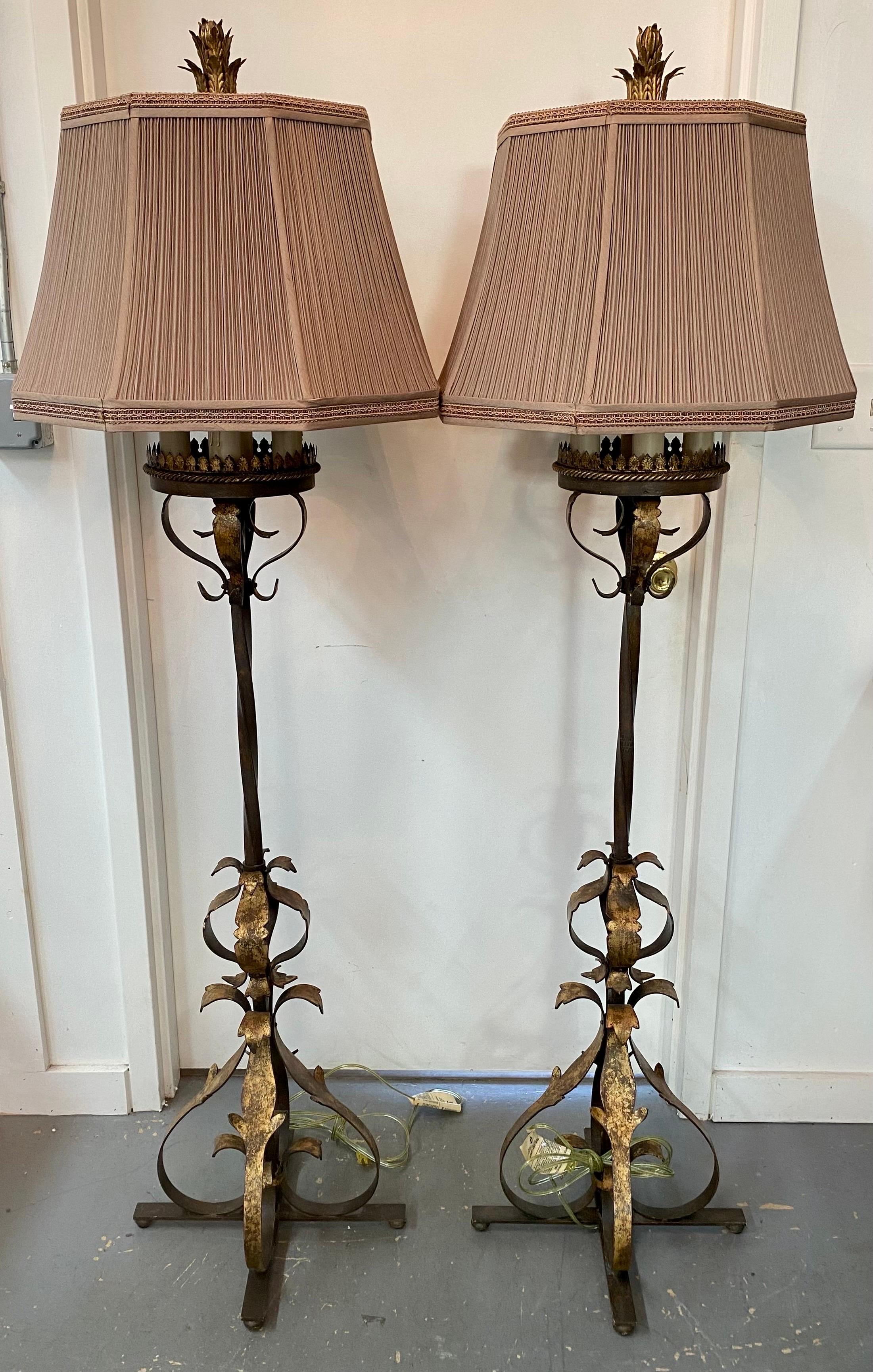 Colonial espagnol Paire de lampadaires en fer forgé de style baroque espagnol par Fine Art Lighting  en vente