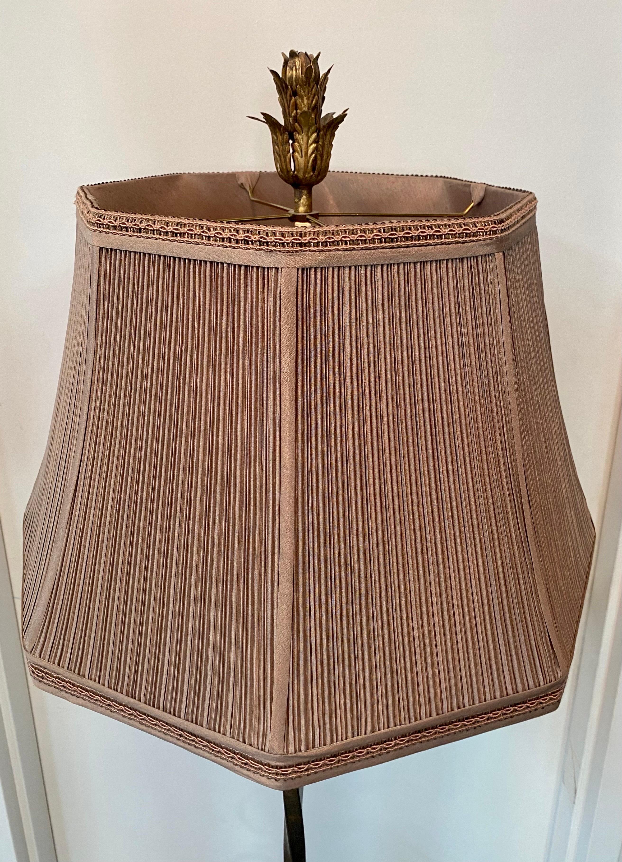 20ième siècle Paire de lampadaires en fer forgé de style baroque espagnol par Fine Art Lighting  en vente