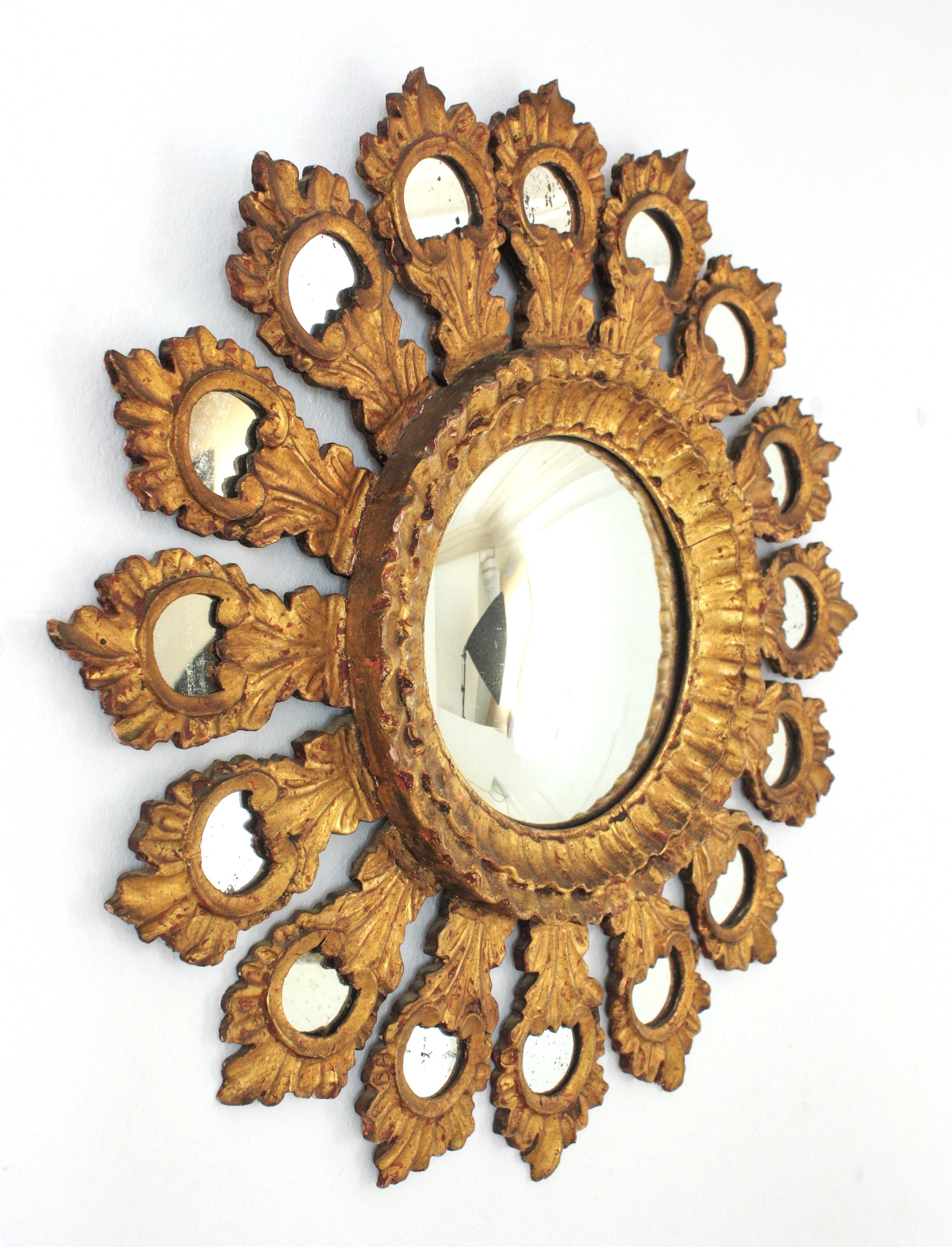 Spanish Baroque Sunburst Gilt Carved Wood Bullseye Mirror with Mirror Insets In Good Condition For Sale In Barcelona, ES