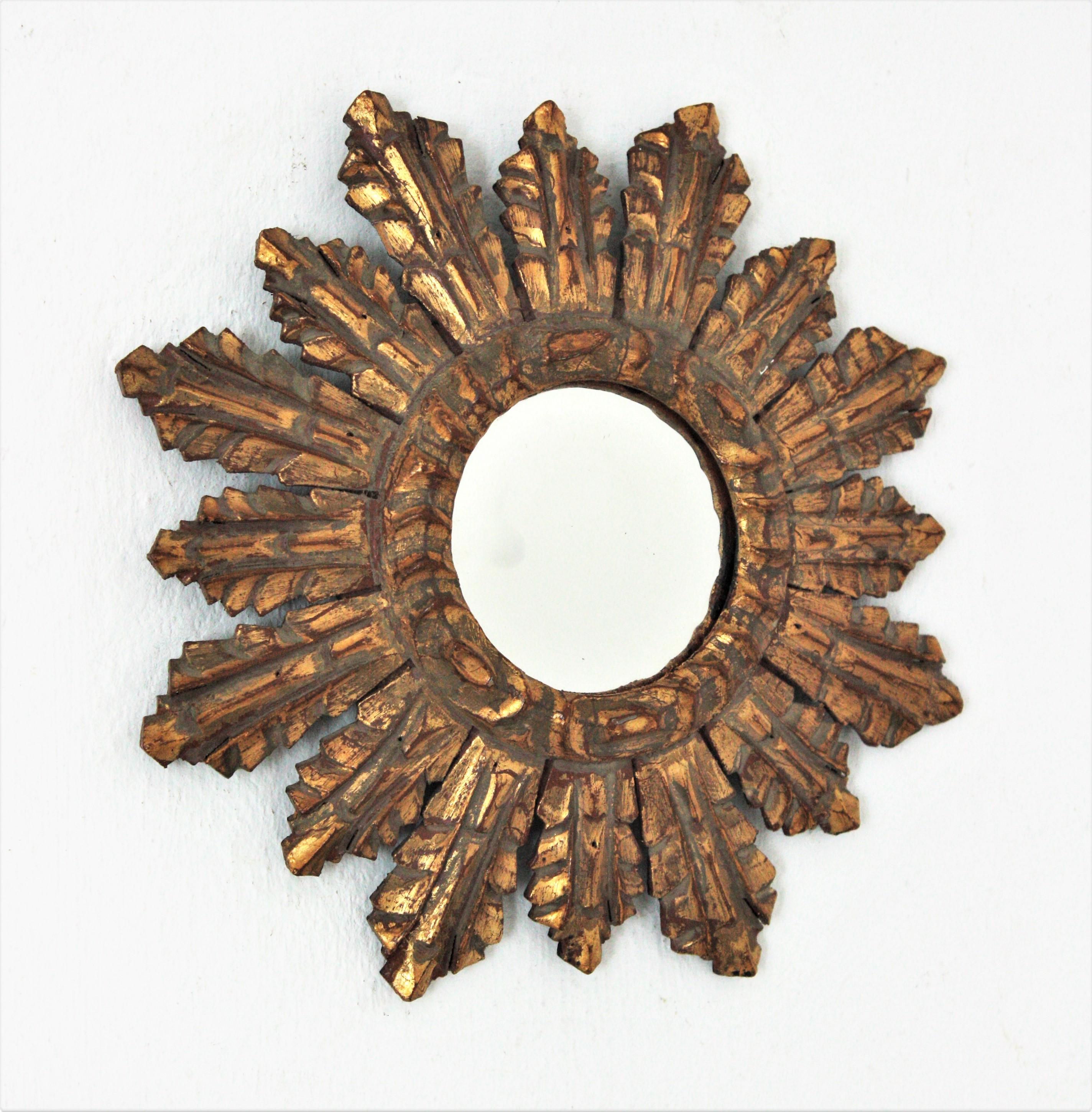 Mini sized sunburst convex mirror, carved wood, gold leaf. Spain, 1940s
Eye-catching finely carved sunburst mirror with convex glass.
Nice aged patina and original gold leaf gilding.
This lovely mini sunburst mirror will be interesting placed