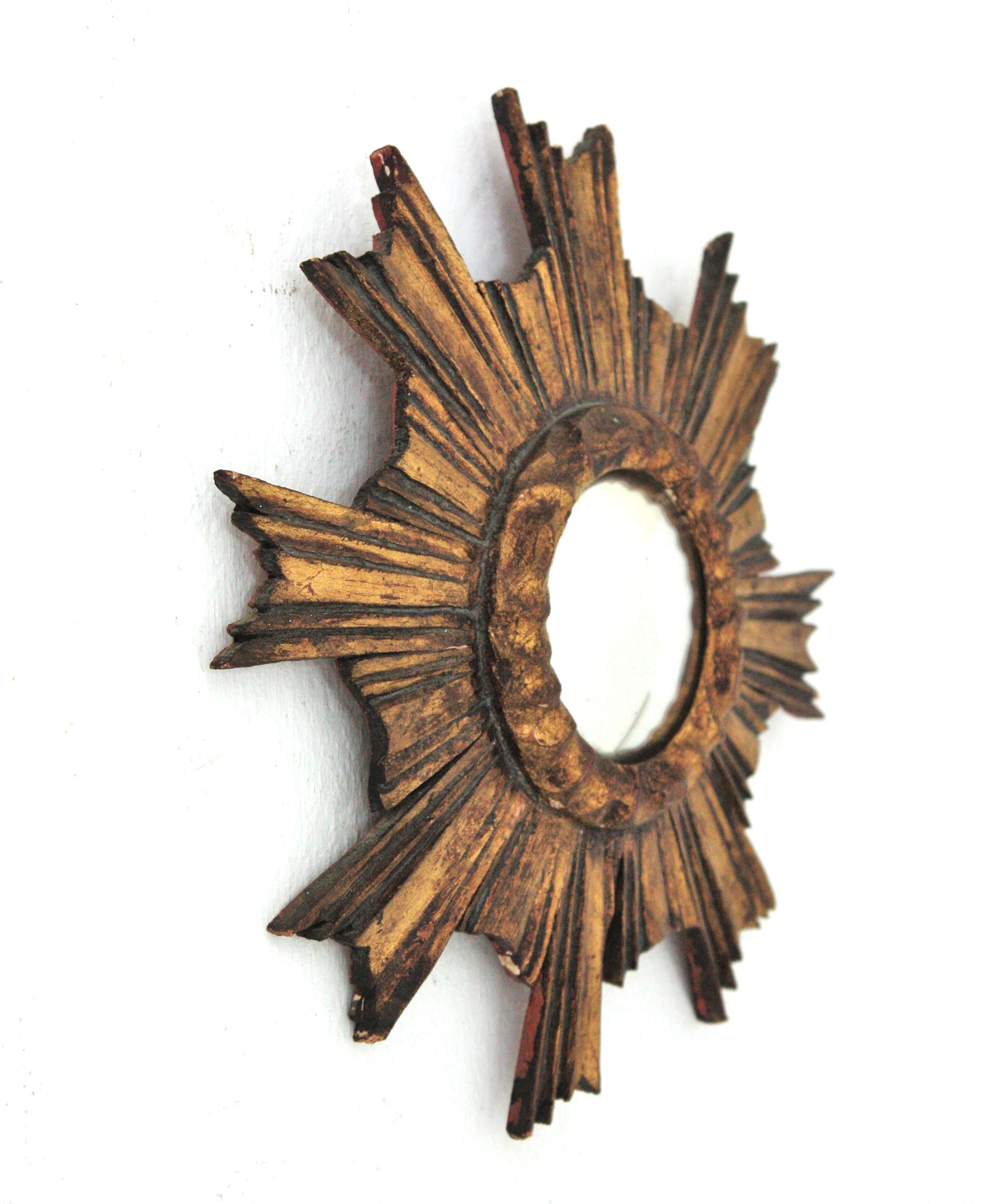 Spanish Baroque Sunburst Giltwood Convex Mirror in Small Scale In Good Condition In Barcelona, ES