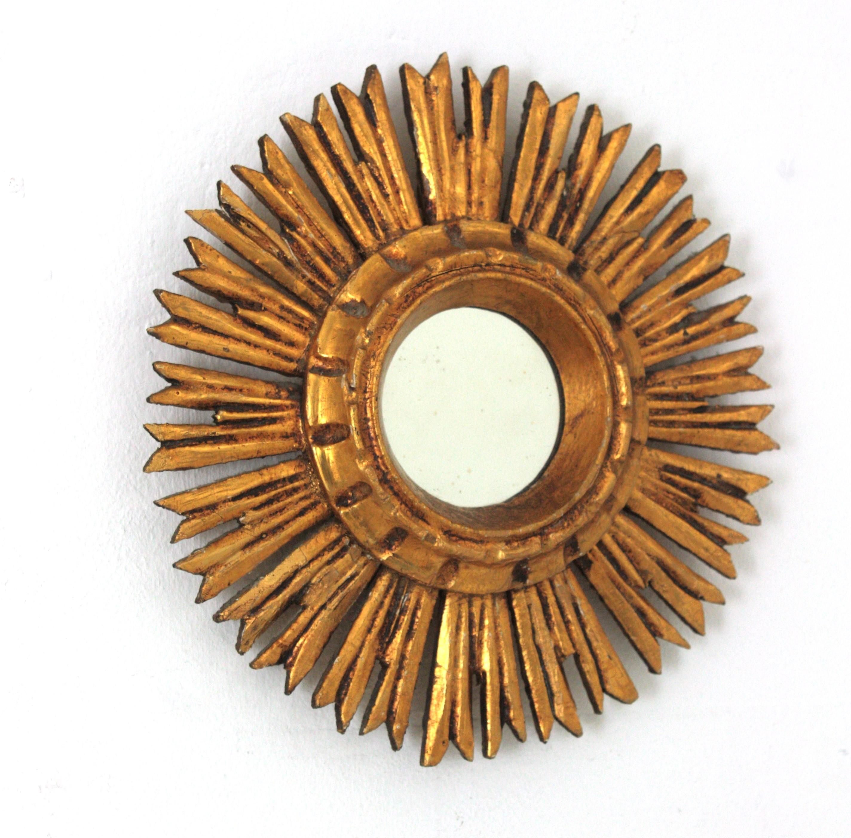Spanish Baroque Sunburst Giltwood Mirror in Small Scale, 1940s In Good Condition For Sale In Barcelona, ES