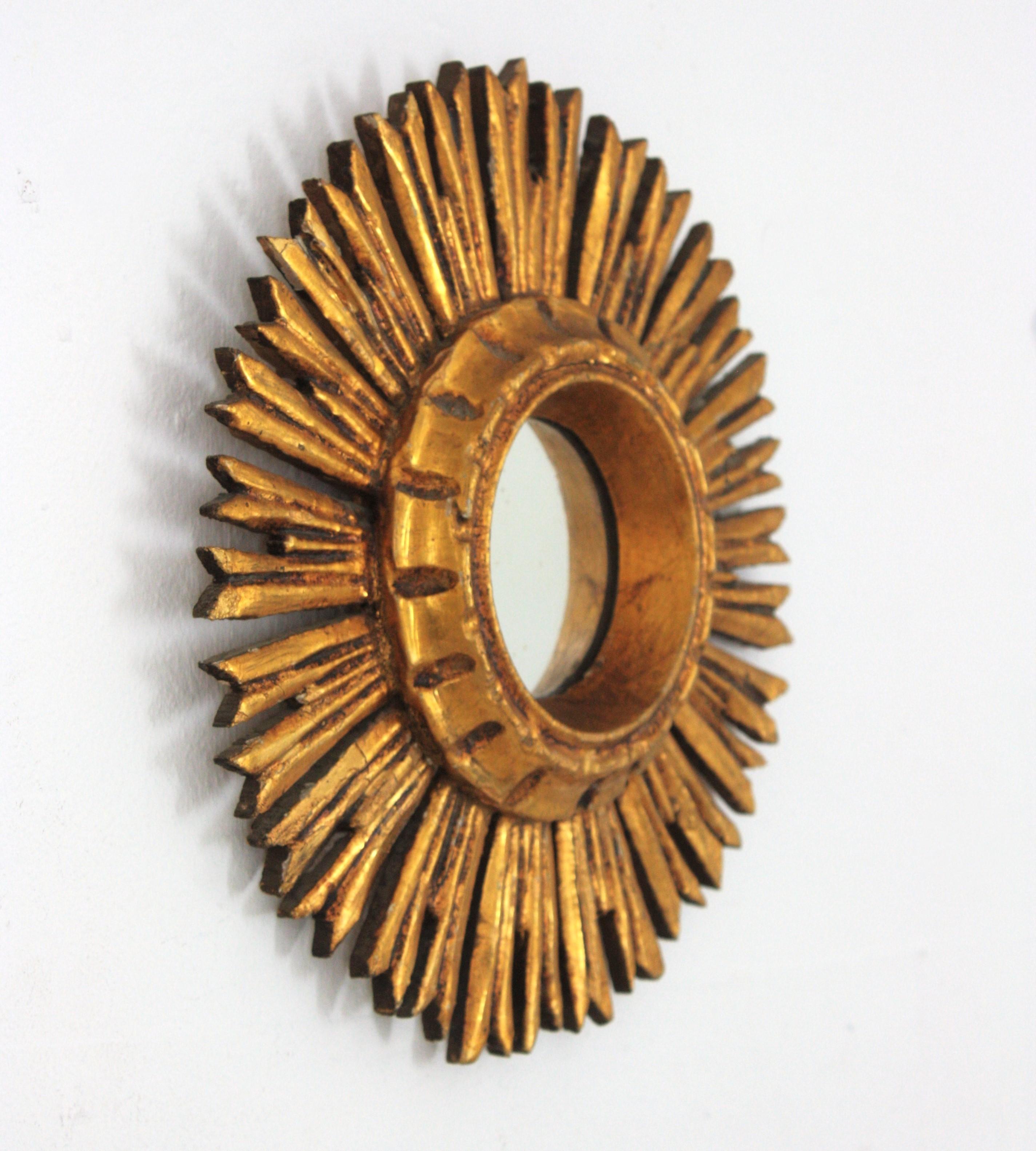 Spanish Baroque Sunburst Giltwood Mirror in Small Scale, 1940s For Sale 1