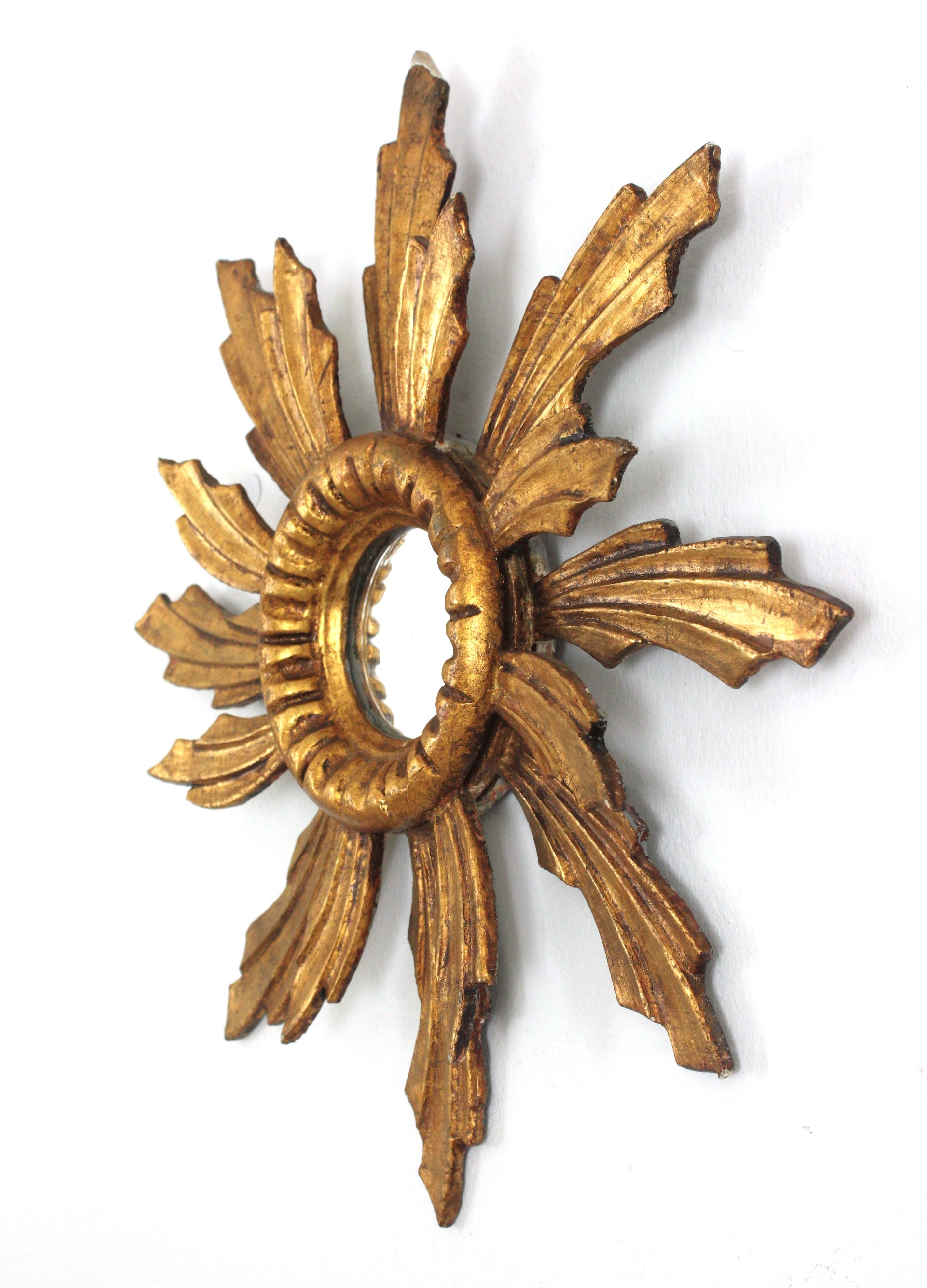 Miroir baroque espagnol Sunburst en bois doré sculpté en vente 4