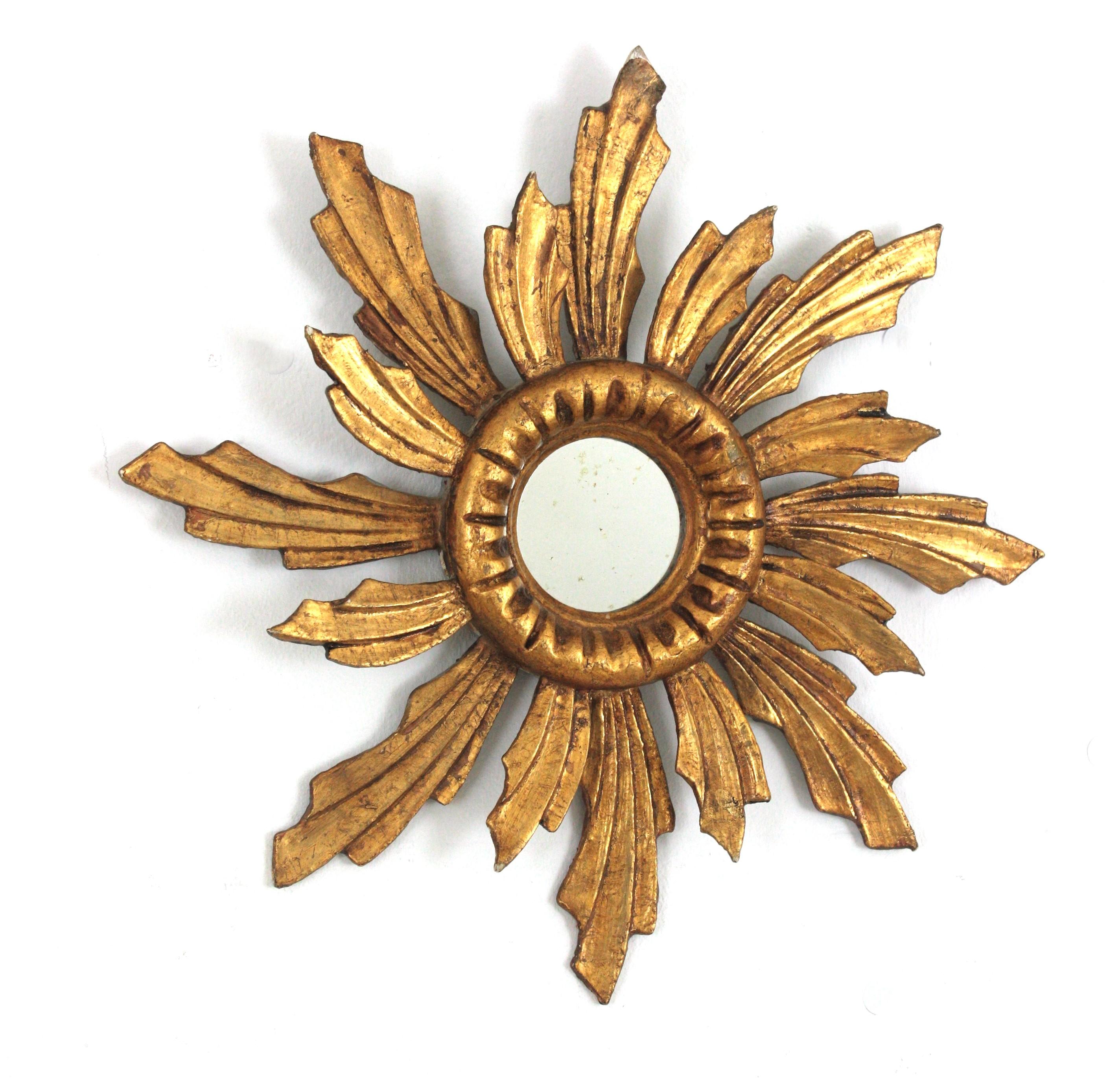Miroir miniature en forme de soleil, bois sculpté, feuille d'or. Espagne, années 1940
Miroir en forme de soleil, finement sculpté, avec des rayons de deux tailles et des décorations géométriques et rayées.
Belle patine d'ancienneté et dorure à la