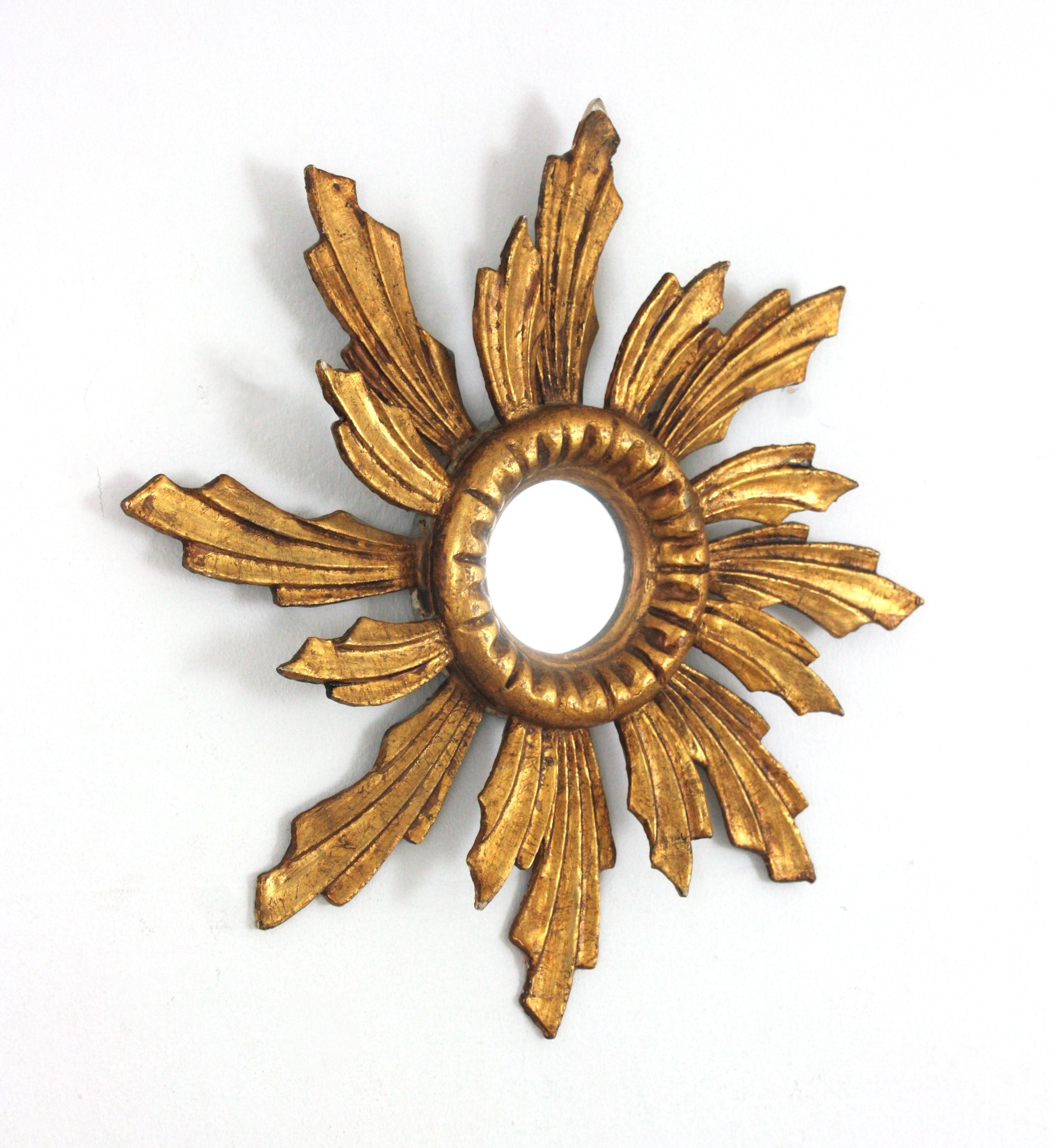 Spanish Baroque Sunburst Mirror in Carved Giltwood In Good Condition For Sale In Barcelona, ES