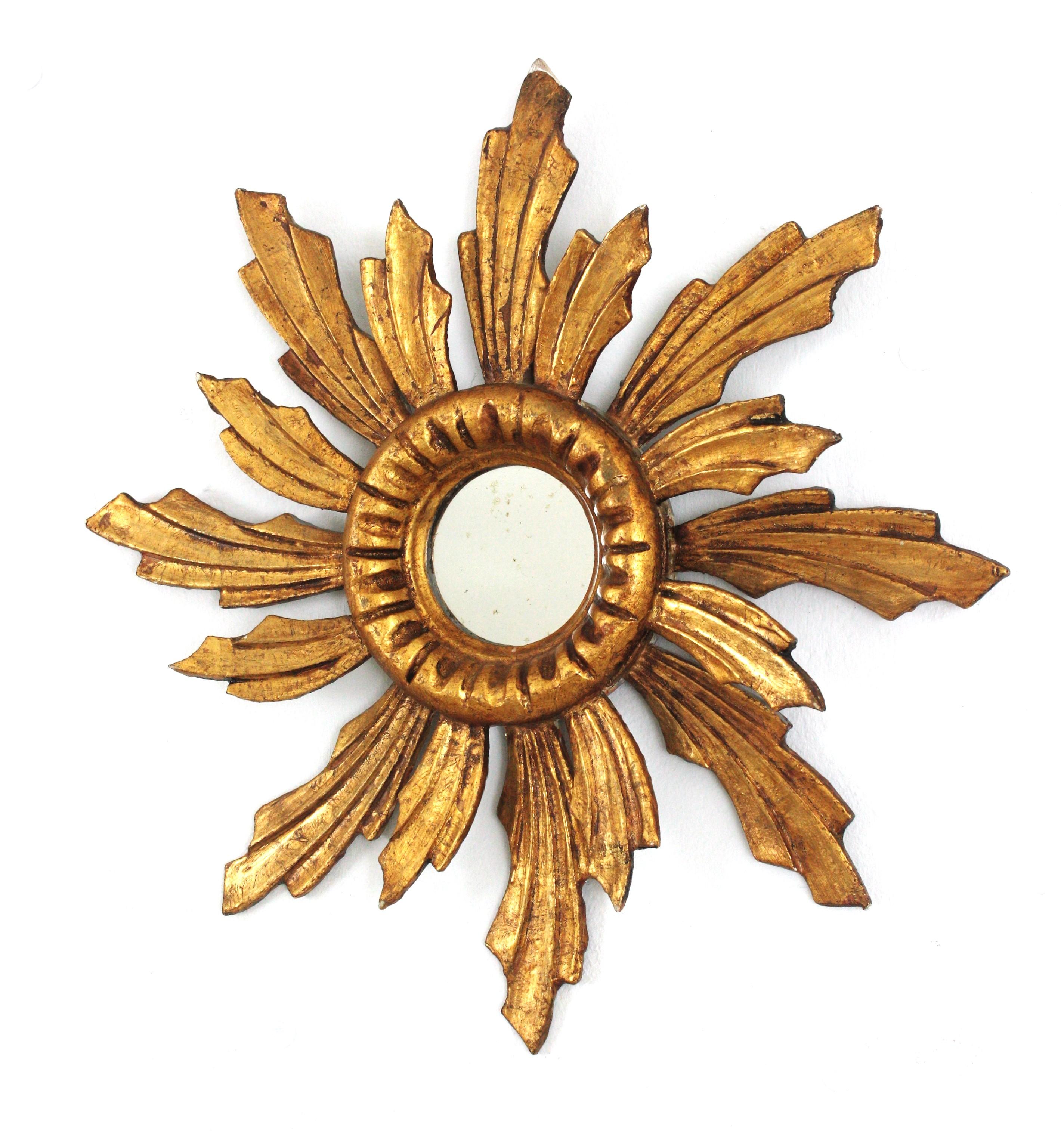Miroir baroque espagnol Sunburst en bois doré sculpté en vente 2